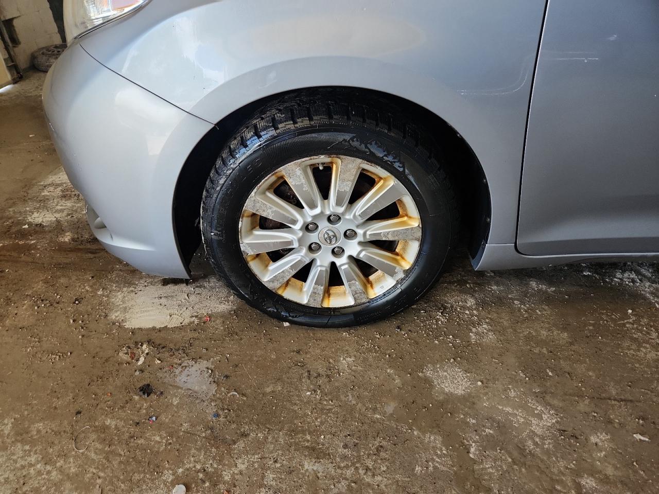 2012 Toyota Sienna Le Silver vin: 5TDJK3DCXCS046697 Damage: Left Front Wheel, Curb Rash, > 12 Inches
