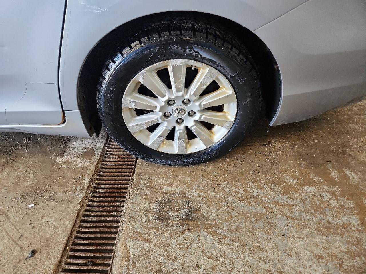 2012 Toyota Sienna Le Silver vin: 5TDJK3DCXCS046697 Damage: Left Rear Wheel, Curb Rash, > 12 Inches