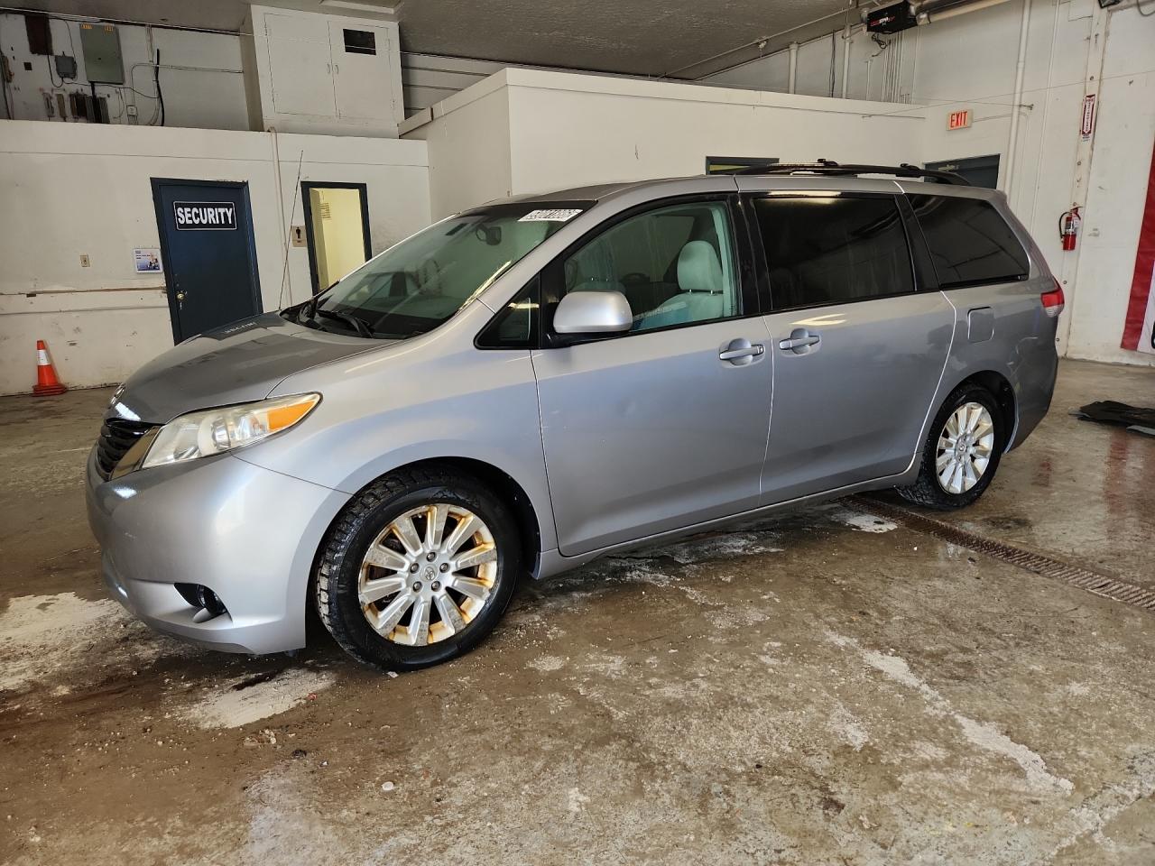 2012 Toyota Sienna Le Silver vin: 5TDJK3DCXCS046697 Damage: Left Front Door, Dent(S) W/No Paint Dmg, 1/2 To 1 Inch