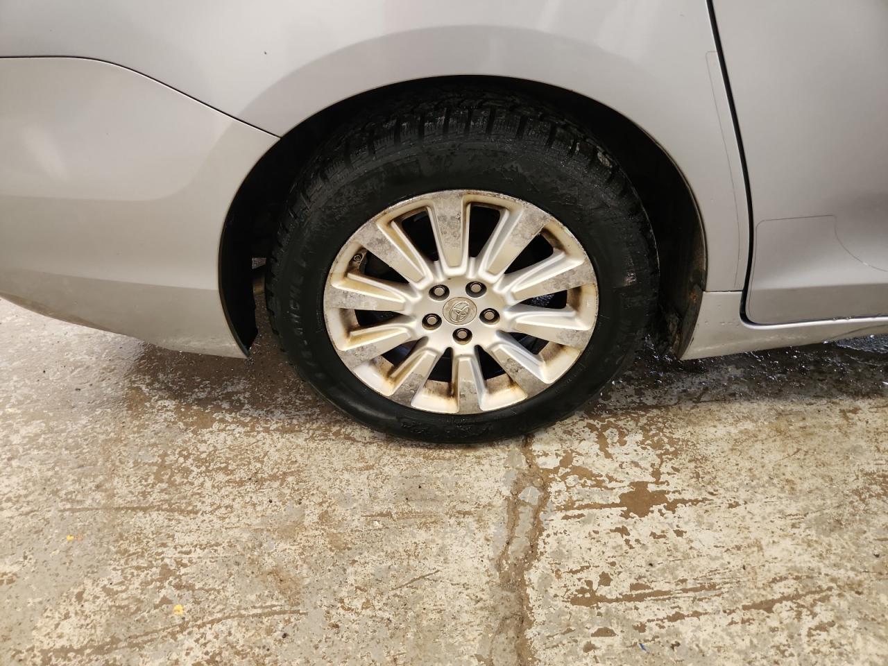 2012 Toyota Sienna Le Silver vin: 5TDJK3DCXCS046697 Damage: Right Rear Wheel, Curb Rash, > 12 Inches