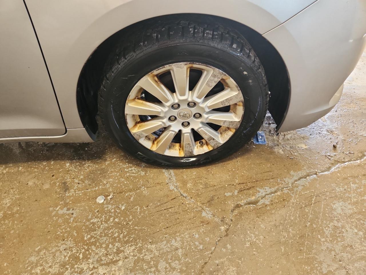 2012 Toyota Sienna Le Silver vin: 5TDJK3DCXCS046697 Damage: Right Front Wheel, Curb Rash, > 12 Inches