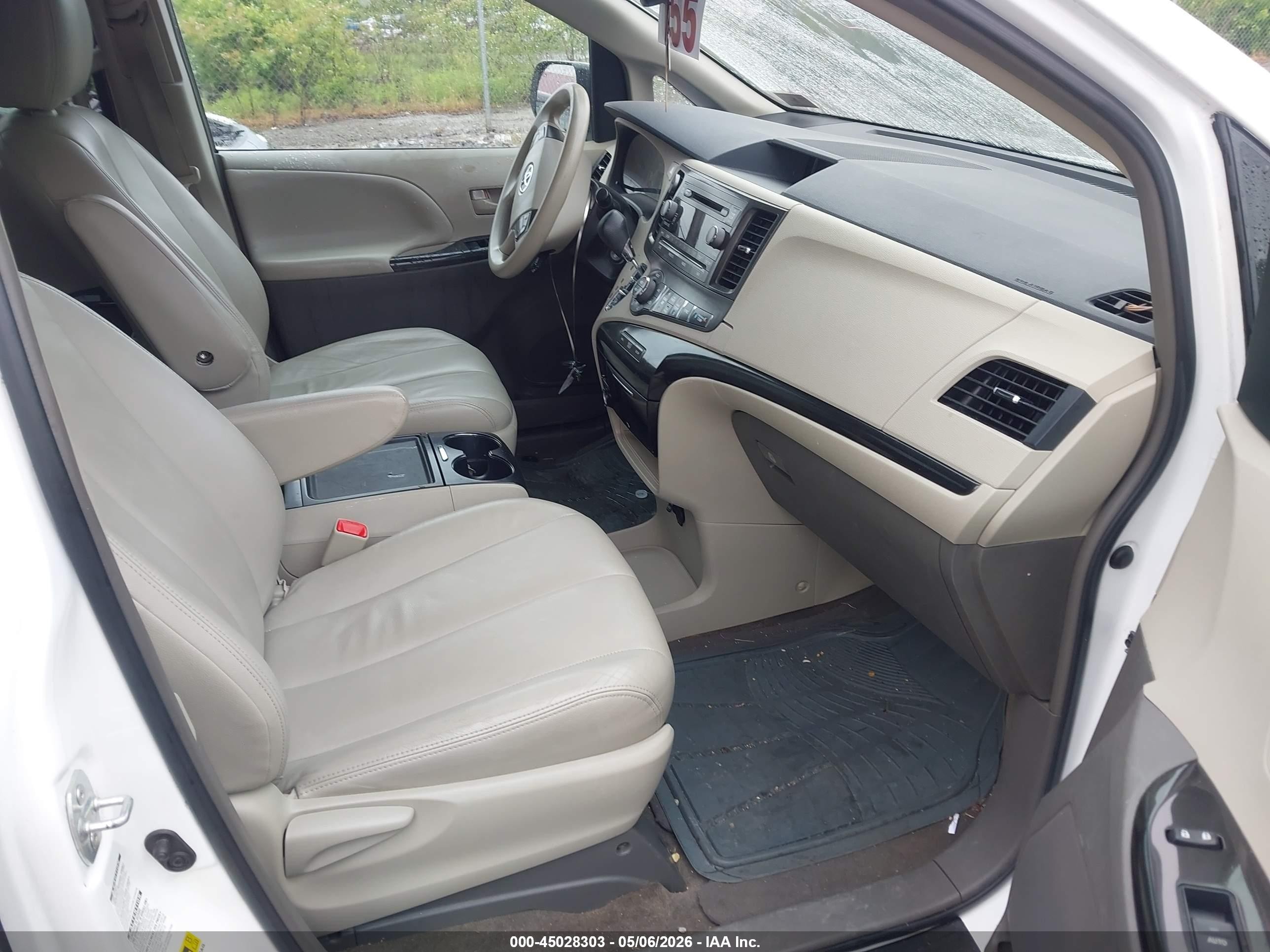 2013 Toyota Sienna Le 7 Passenger White vin: 5TDJK3DCXDS057989