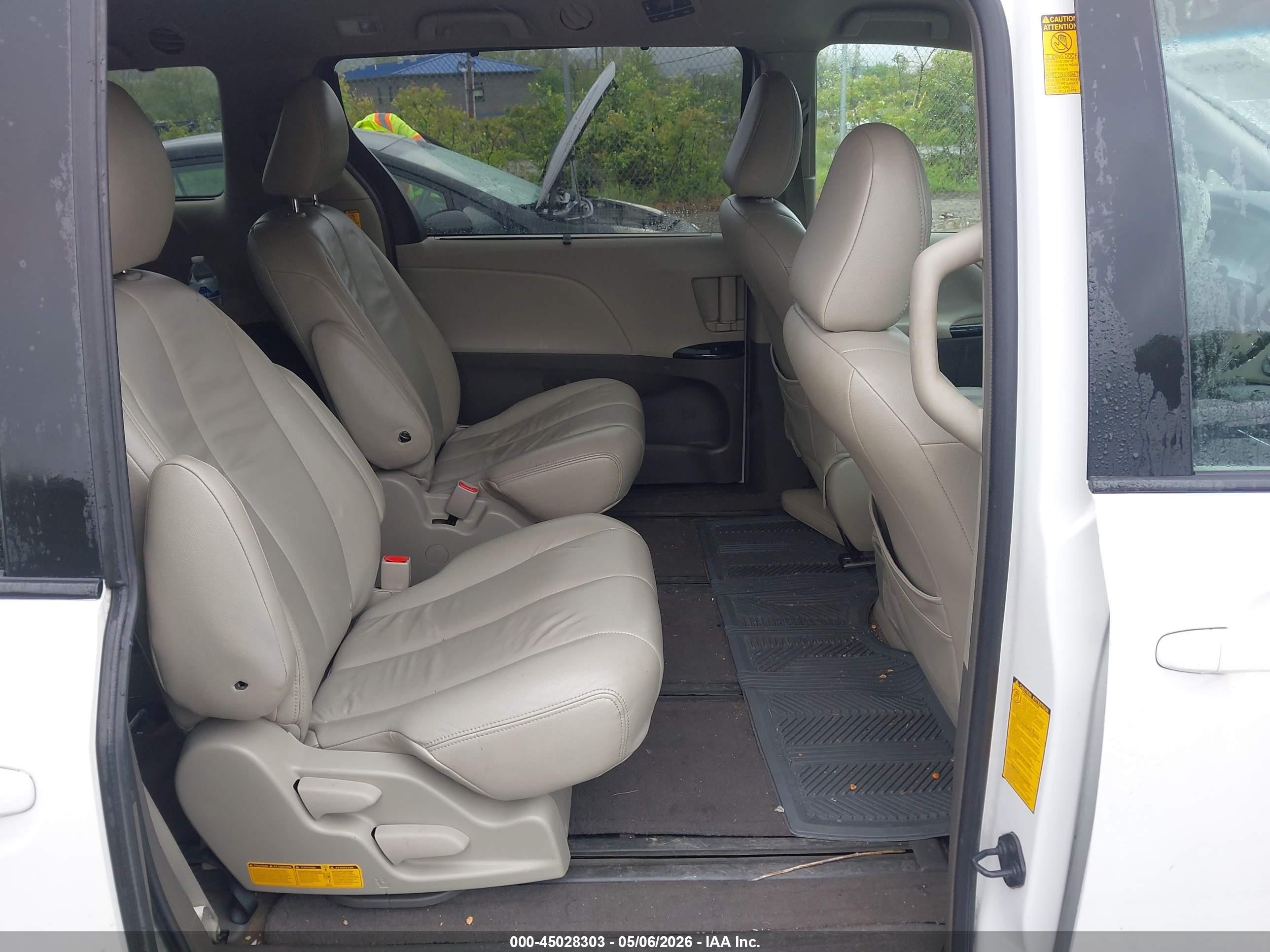 2013 Toyota Sienna Le 7 Passenger White vin: 5TDJK3DCXDS057989
