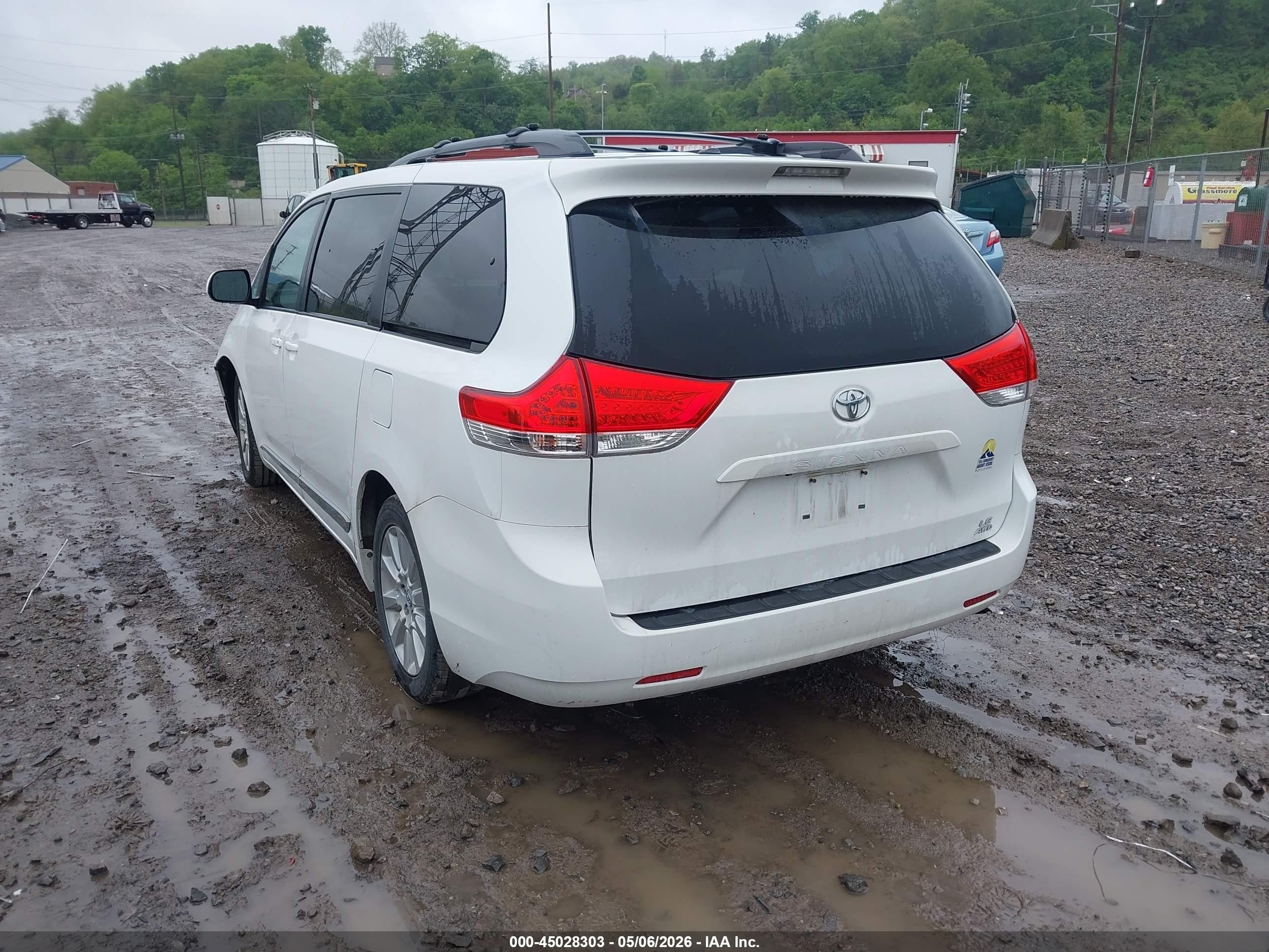 2013 Toyota Sienna Le 7 Passenger White vin: 5TDJK3DCXDS057989