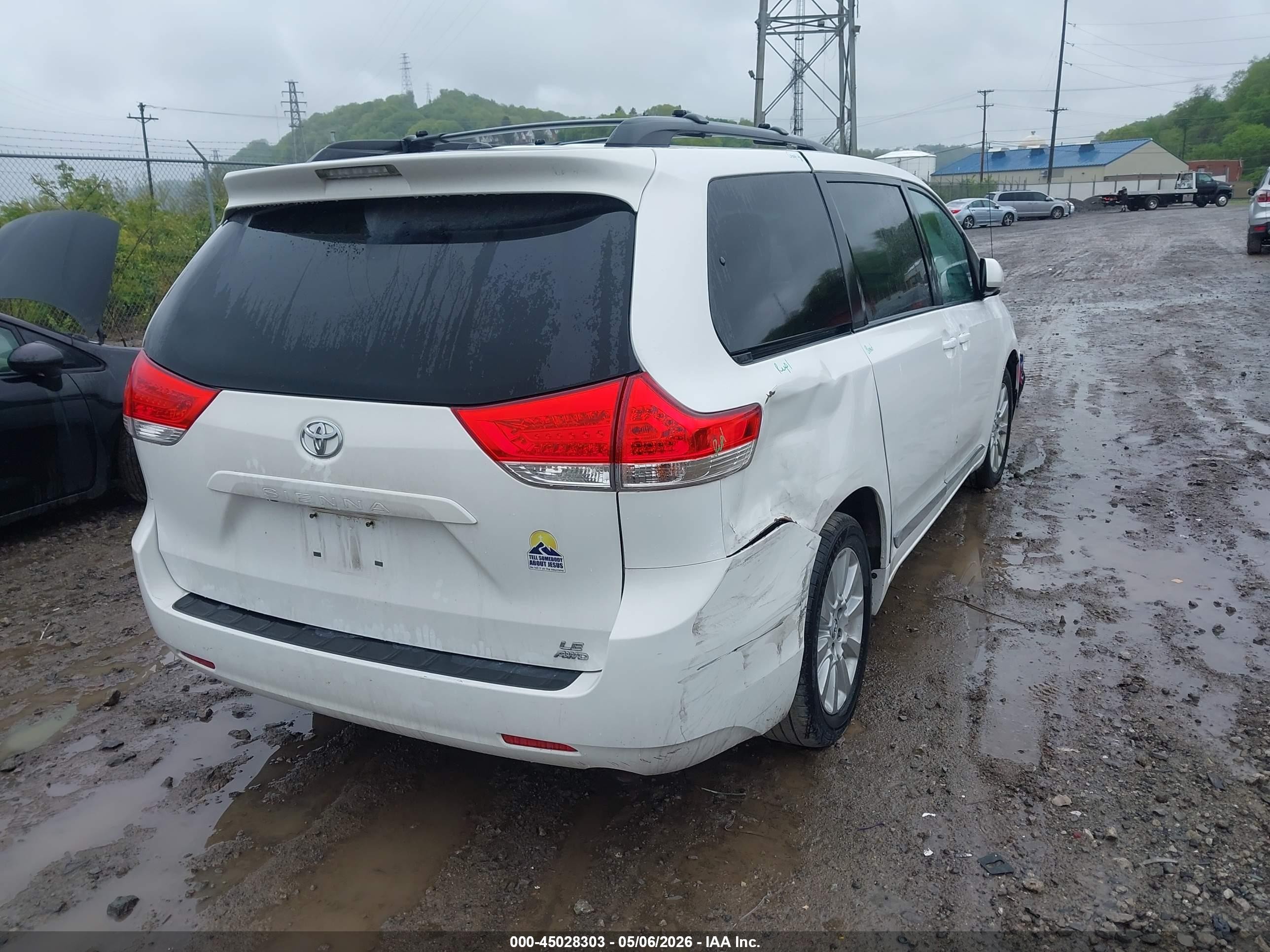 2013 Toyota Sienna Le 7 Passenger White vin: 5TDJK3DCXDS057989