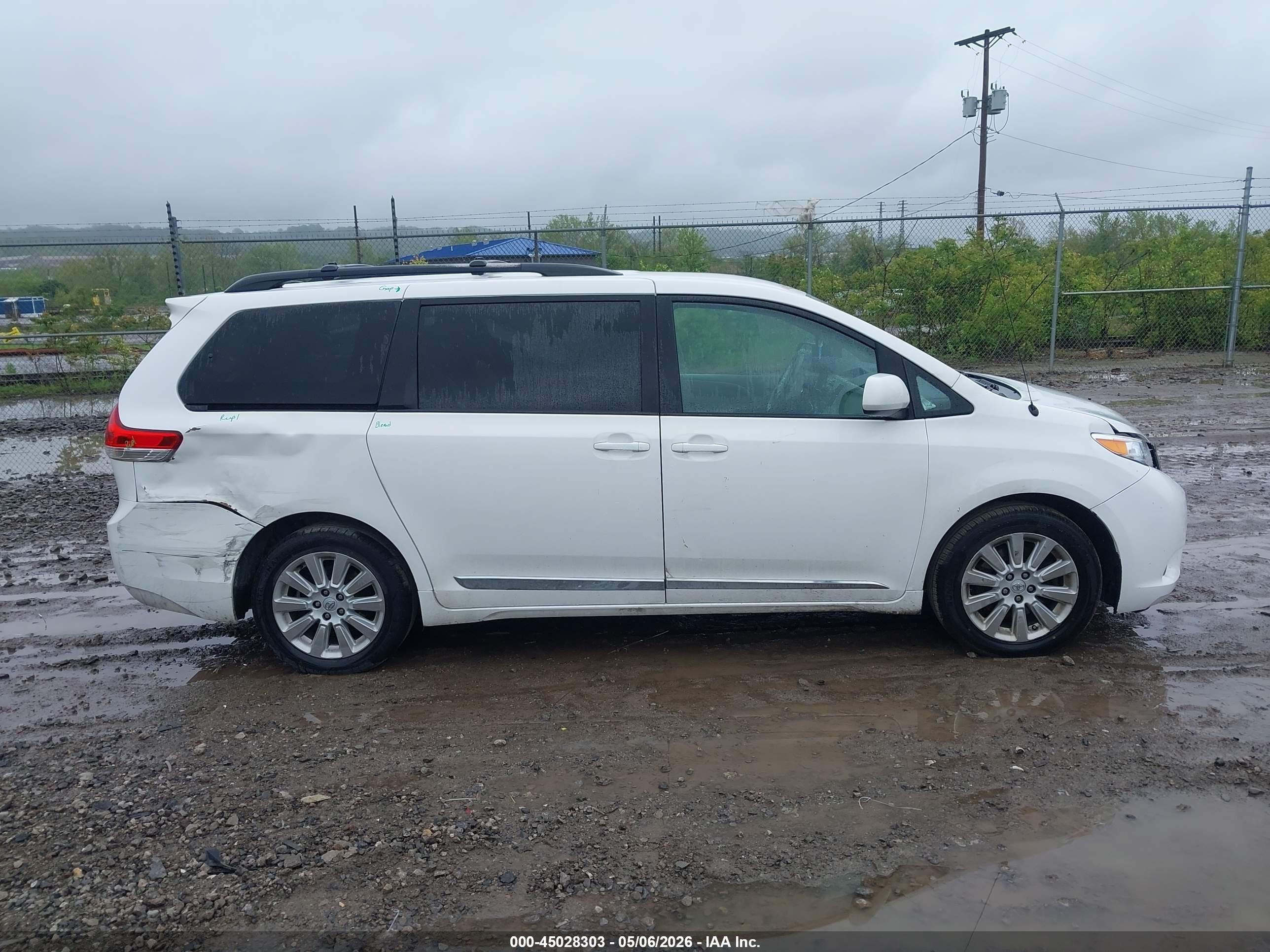 2013 Toyota Sienna Le 7 Passenger White vin: 5TDJK3DCXDS057989