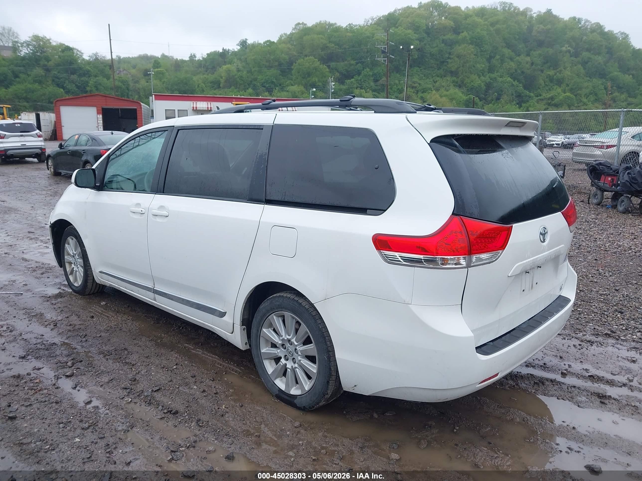 2013 Toyota Sienna Le 7 Passenger White vin: 5TDJK3DCXDS057989