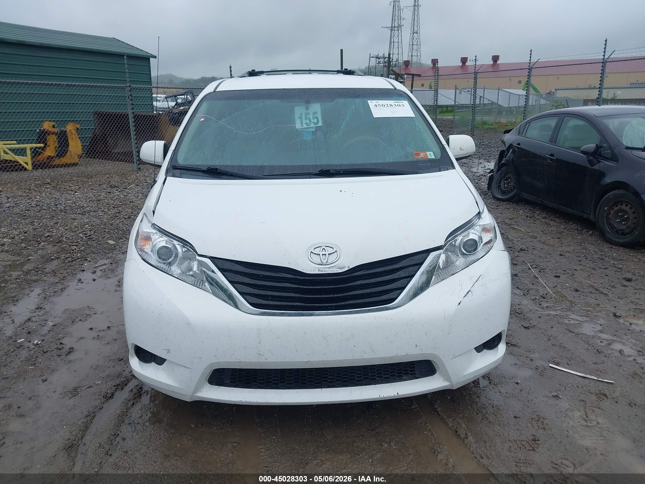 2013 Toyota Sienna Le 7 Passenger White vin: 5TDJK3DCXDS057989