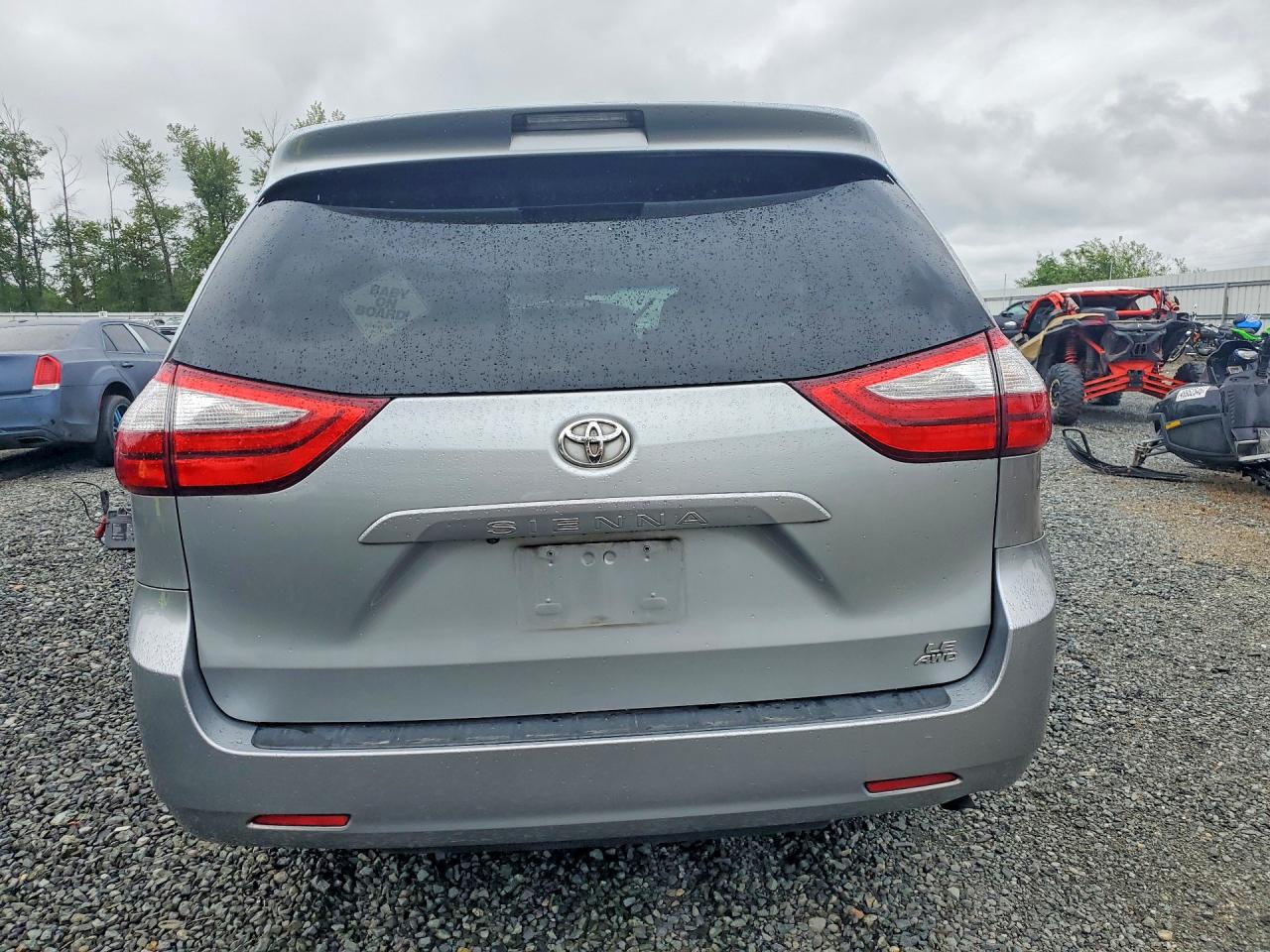2015 Toyota Sienna Le Silver vin: 5TDJK3DCXFS095080