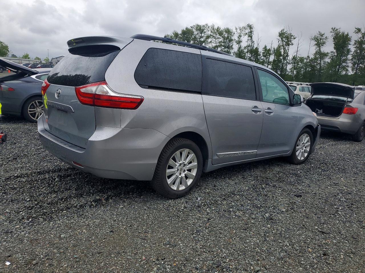 2015 Toyota Sienna Le Silver vin: 5TDJK3DCXFS095080