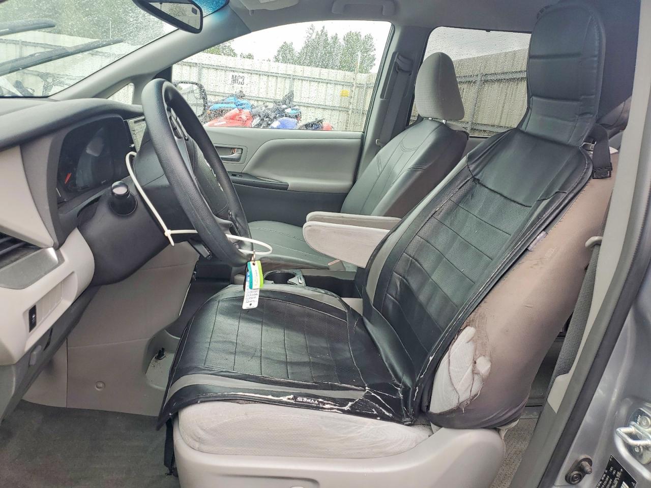 2015 Toyota Sienna Le Silver vin: 5TDJK3DCXFS095080