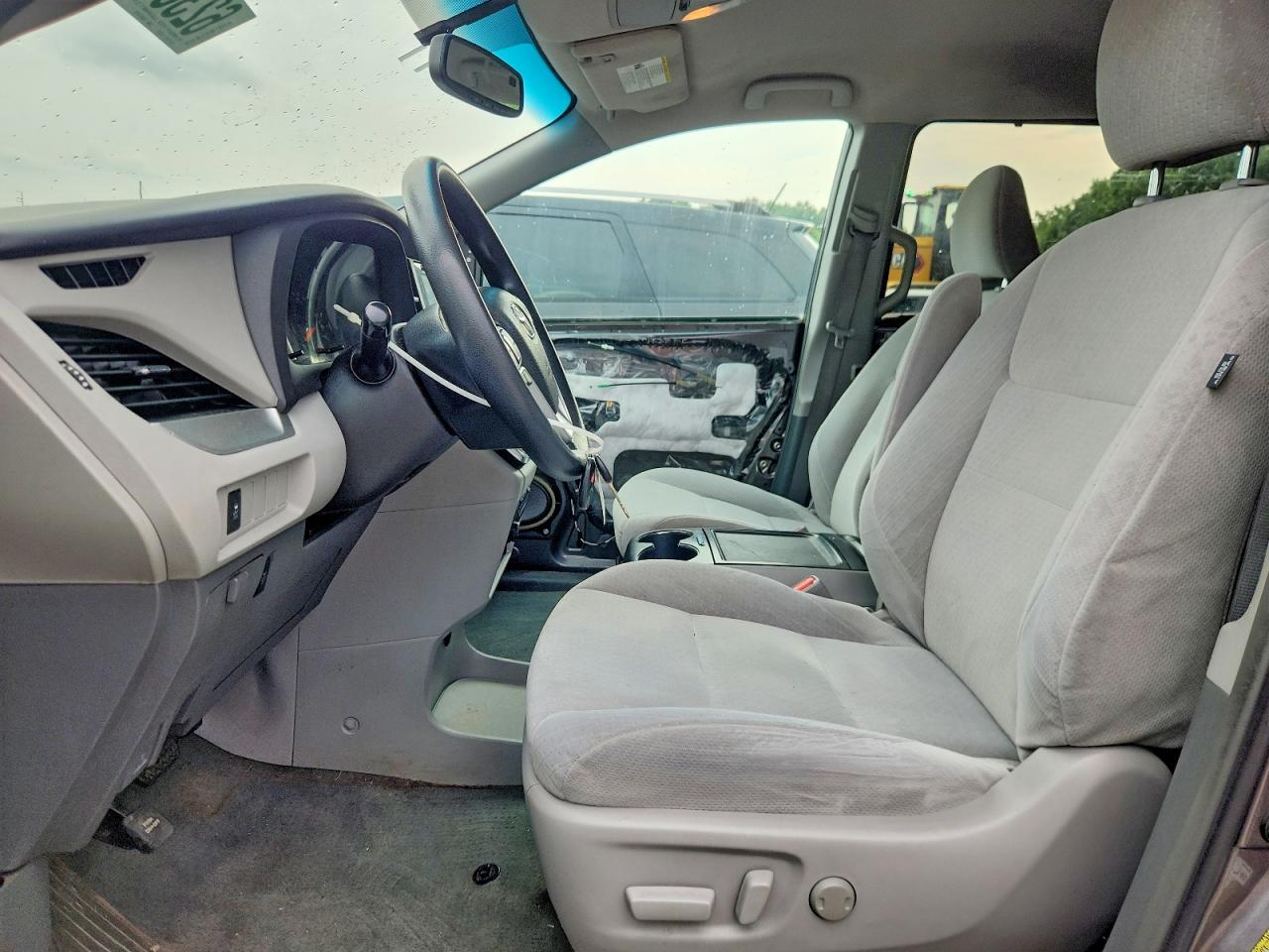 2015 Toyota Sienna Le Gray vin: 5TDJK3DCXFS102058