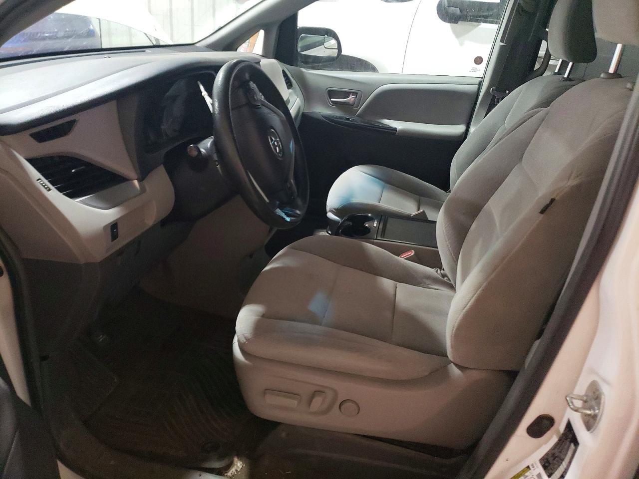 2015 Toyota Sienna Le White vin: 5TDJK3DCXFS105770