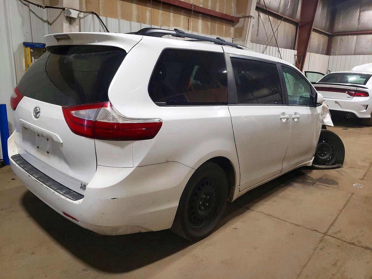 2015 Toyota Sienna Le White vin: 5TDJK3DCXFS105770