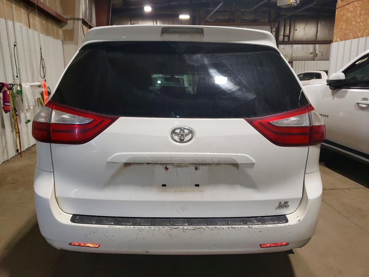 2015 Toyota Sienna Le White vin: 5TDJK3DCXFS105770
