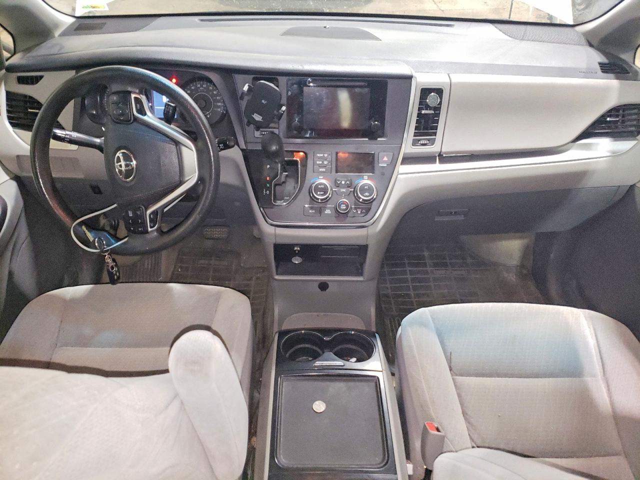2015 Toyota Sienna Le White vin: 5TDJK3DCXFS105770