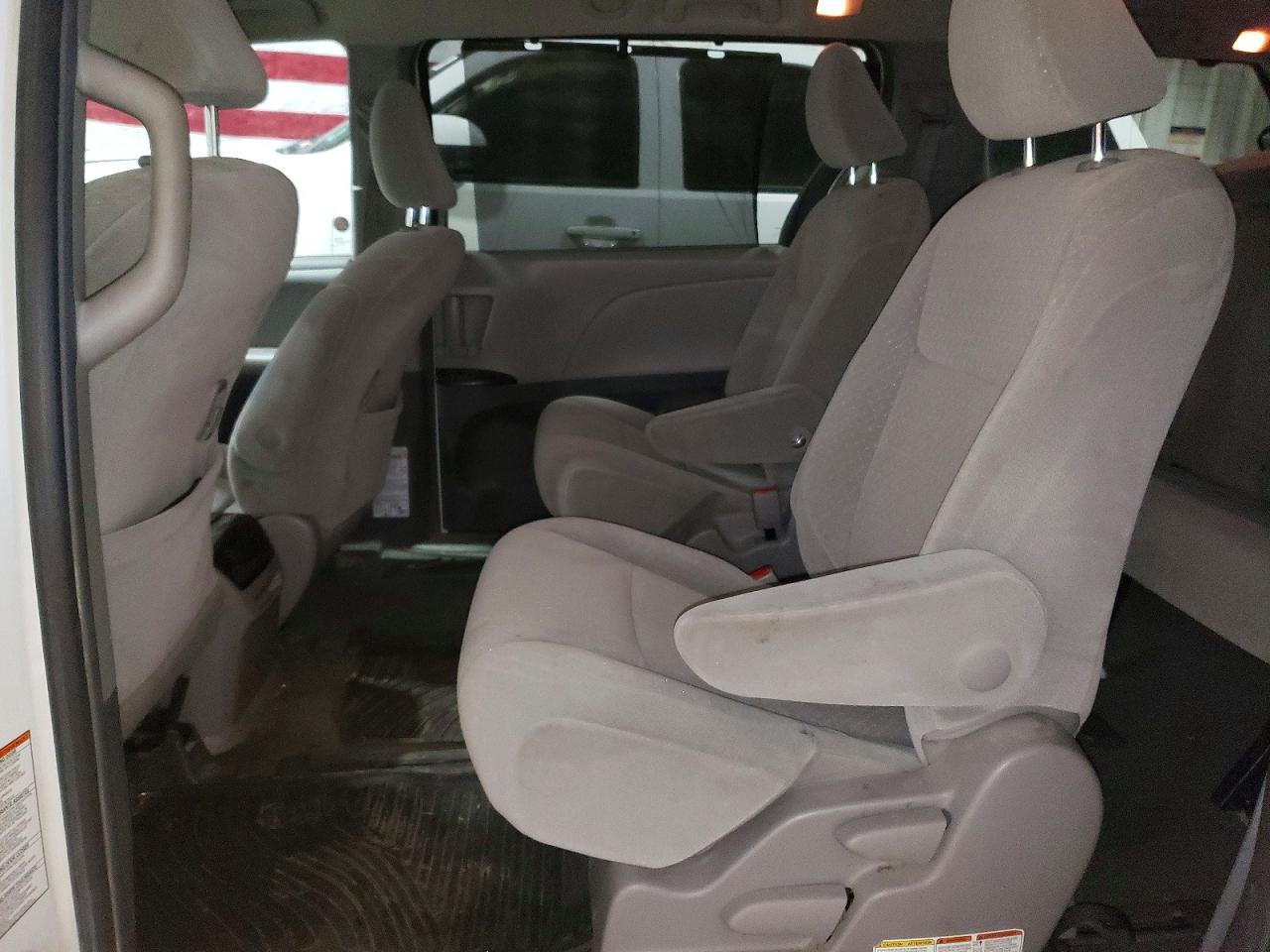 2015 Toyota Sienna Le White vin: 5TDJK3DCXFS105770