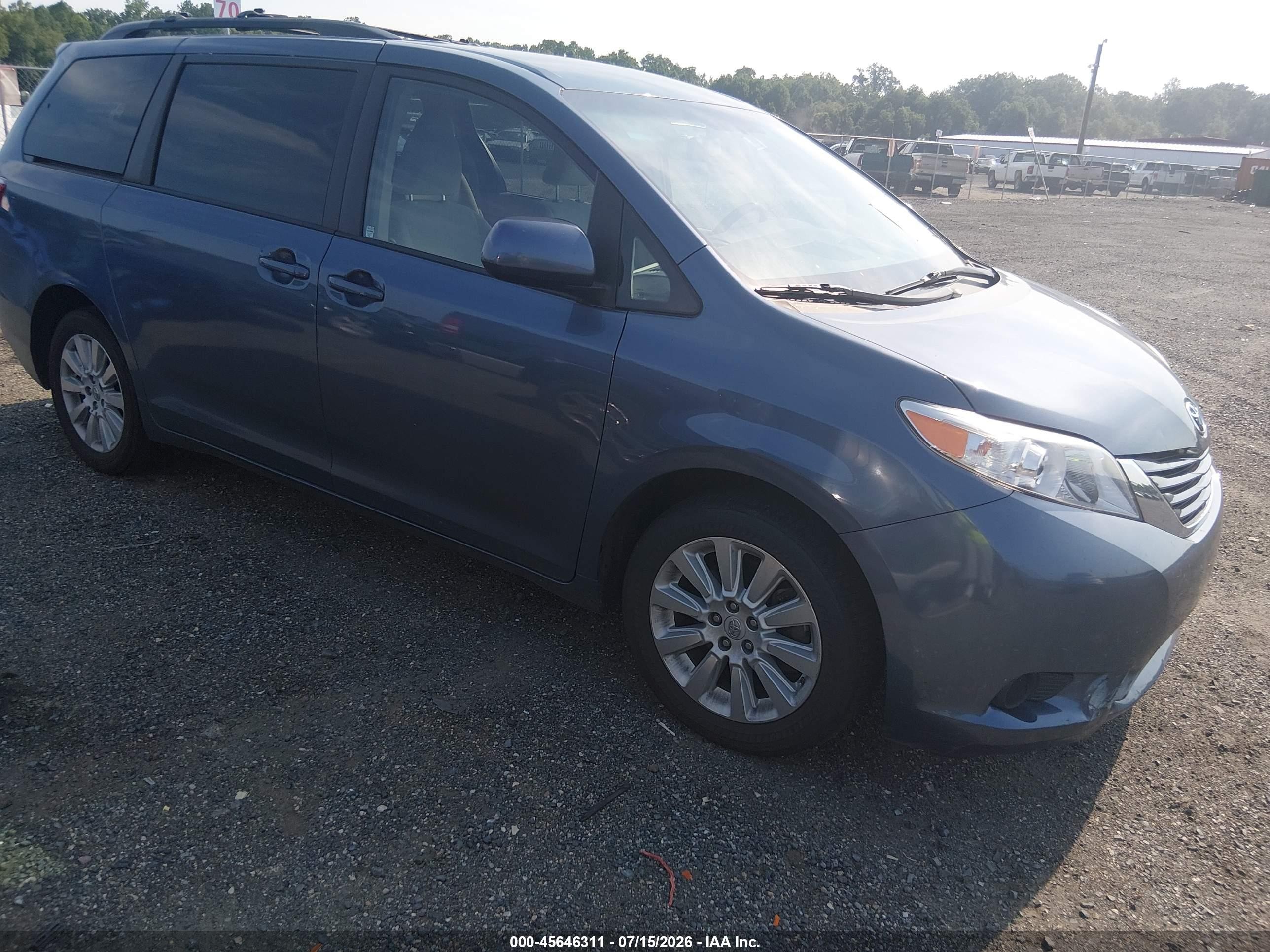 2015 Toyota Sienna Le 7 Passenger Blue vin: 5TDJK3DCXFS126022