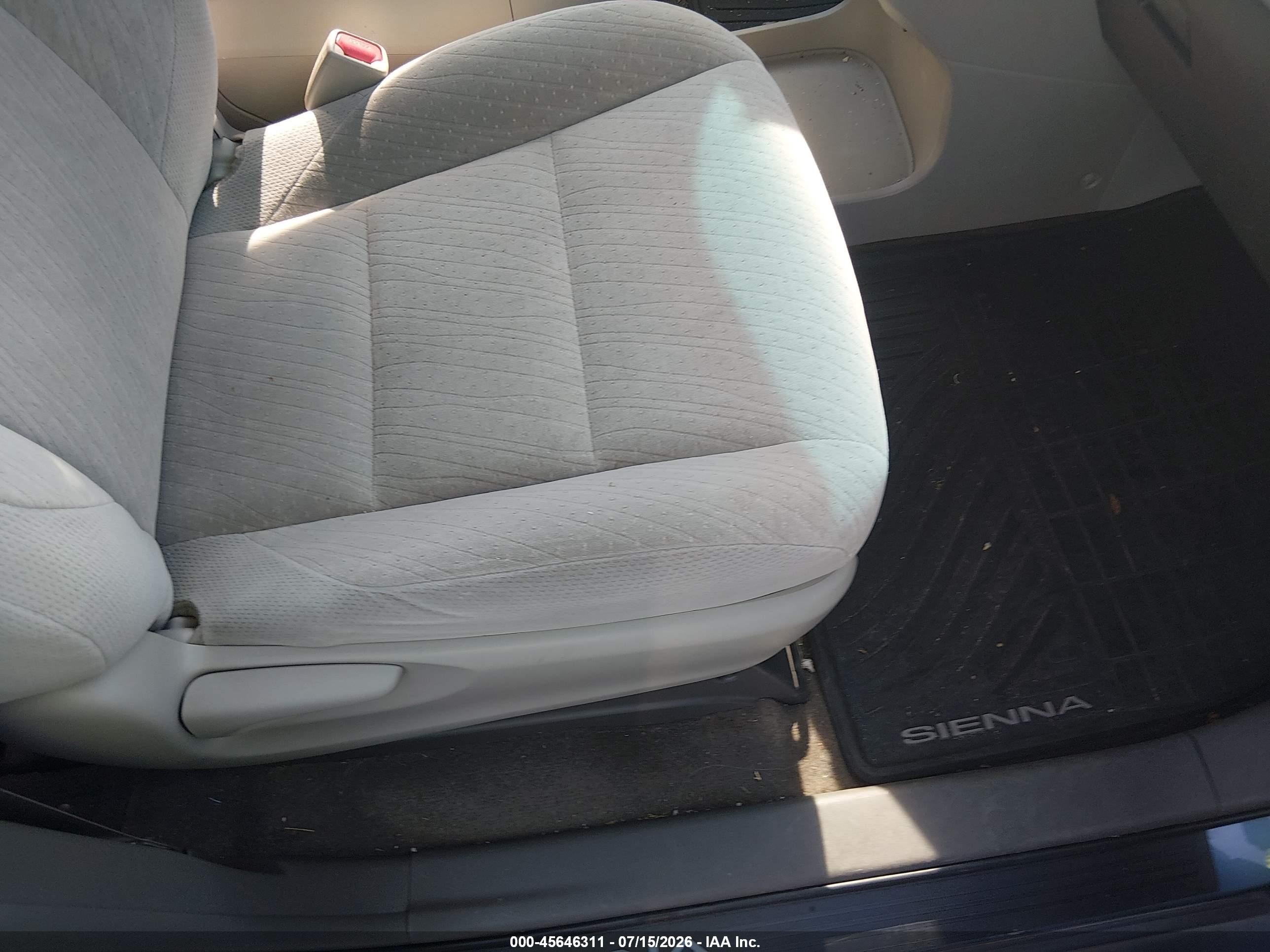 2015 Toyota Sienna Le 7 Passenger Blue vin: 5TDJK3DCXFS126022