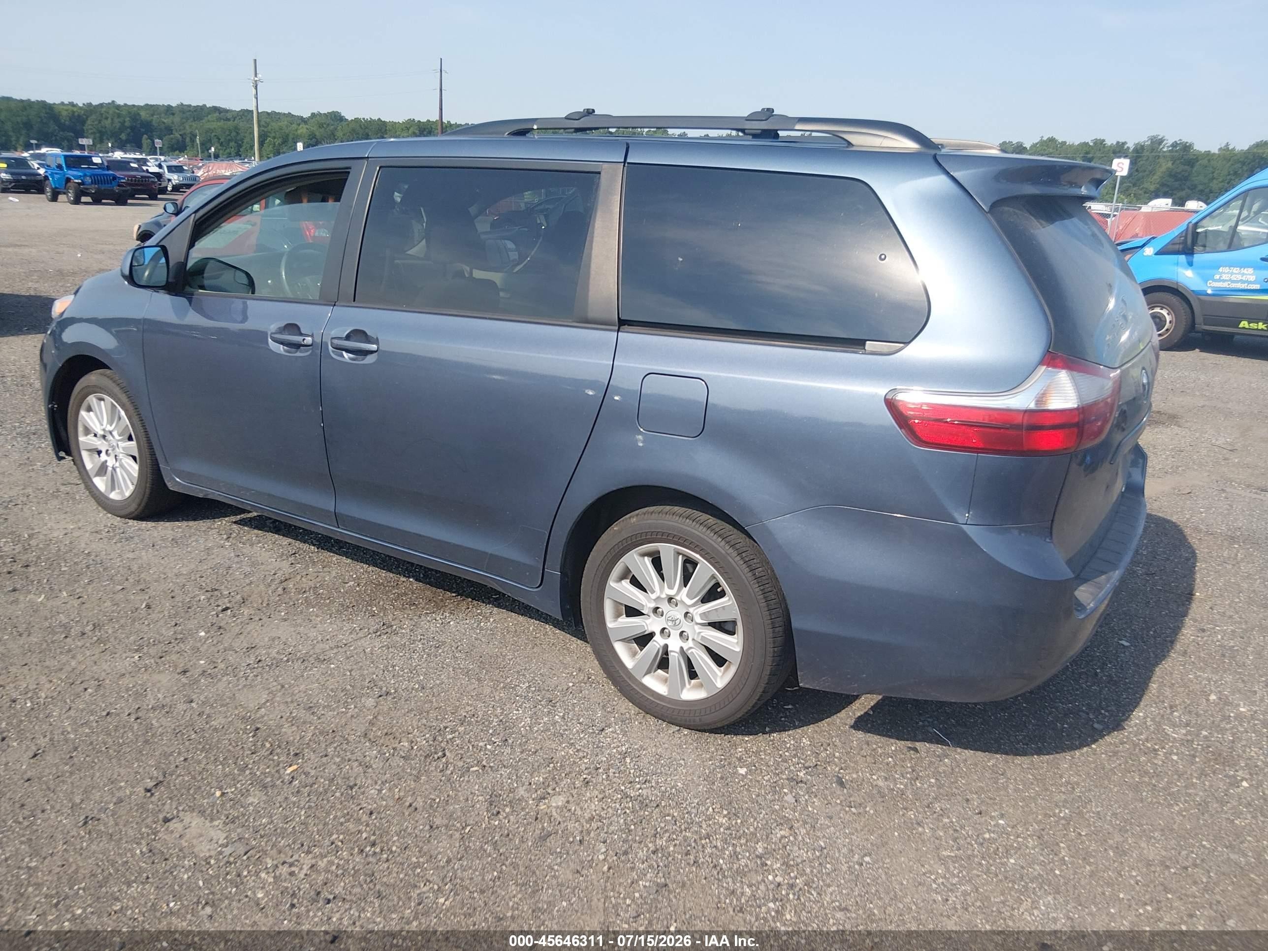 2015 Toyota Sienna Le 7 Passenger Blue vin: 5TDJK3DCXFS126022