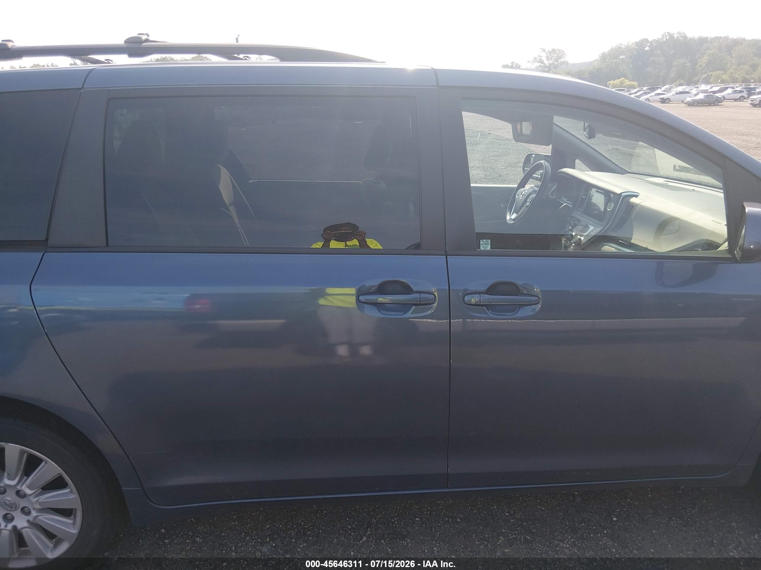 2015 Toyota Sienna Le 7 Passenger Blue vin: 5TDJK3DCXFS126022