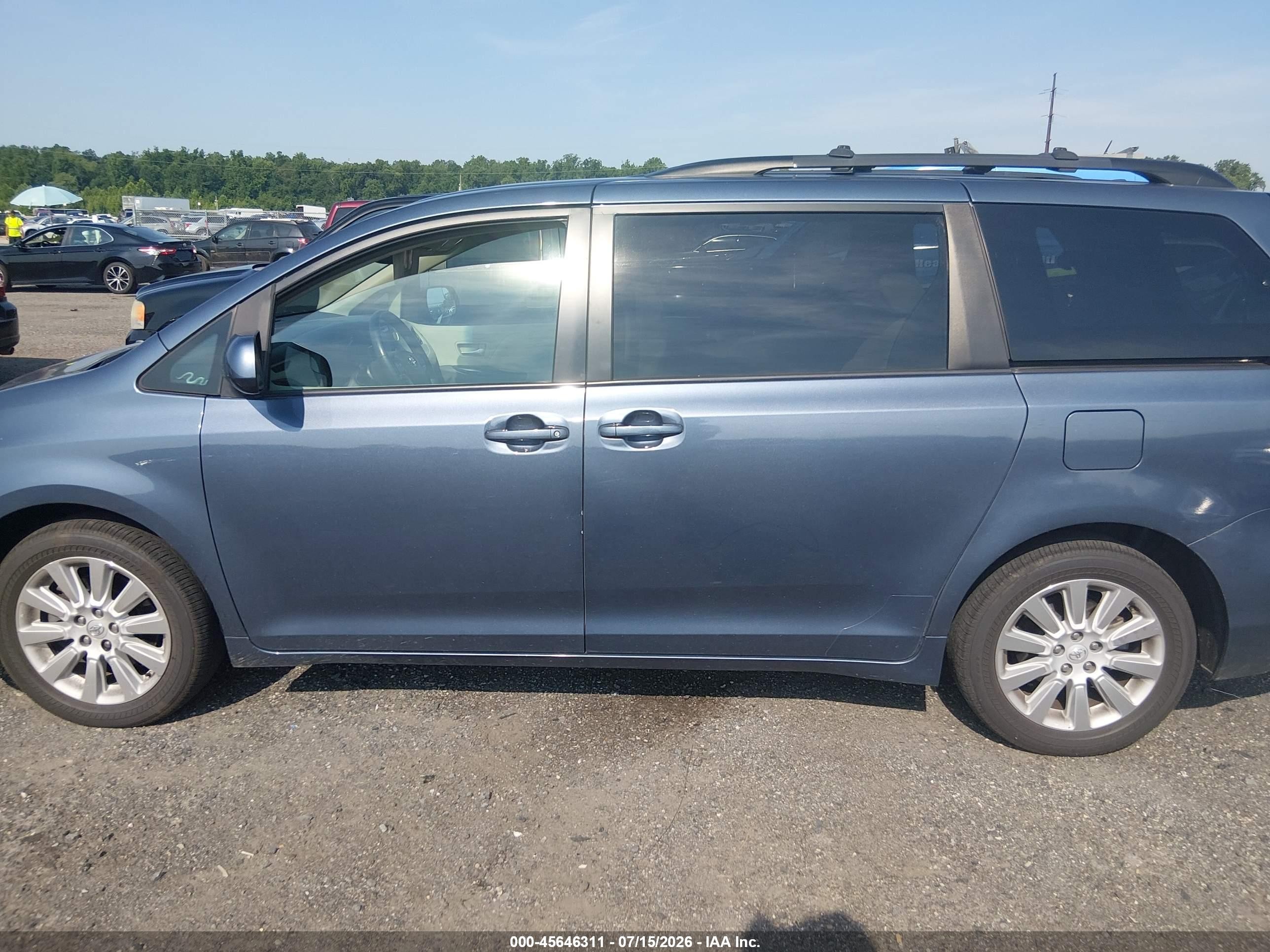 2015 Toyota Sienna Le 7 Passenger Blue vin: 5TDJK3DCXFS126022