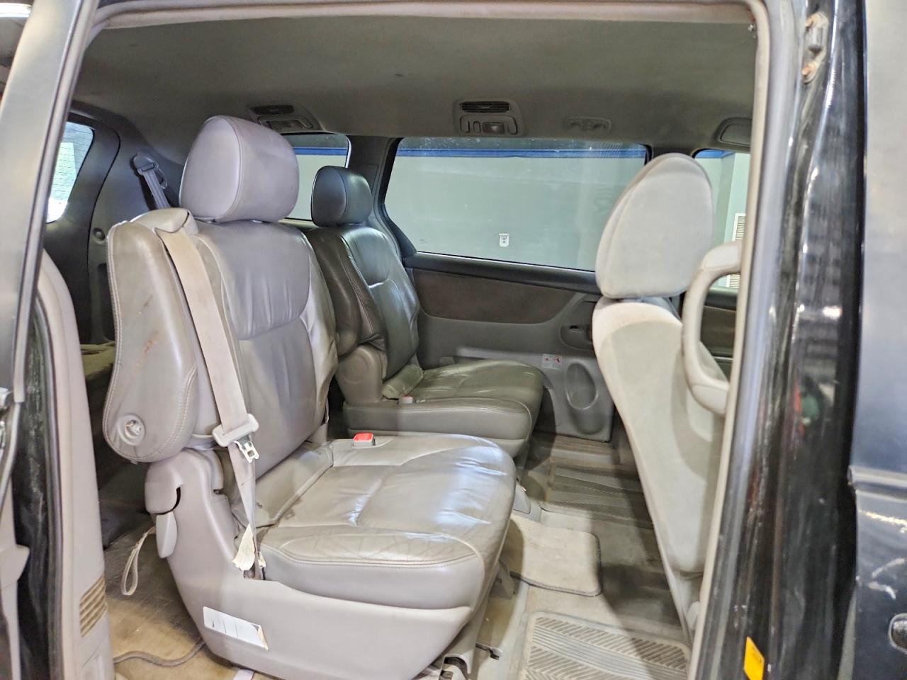 2010 Toyota Sienna Le Black vin: 5TDJK4CC0AS033834