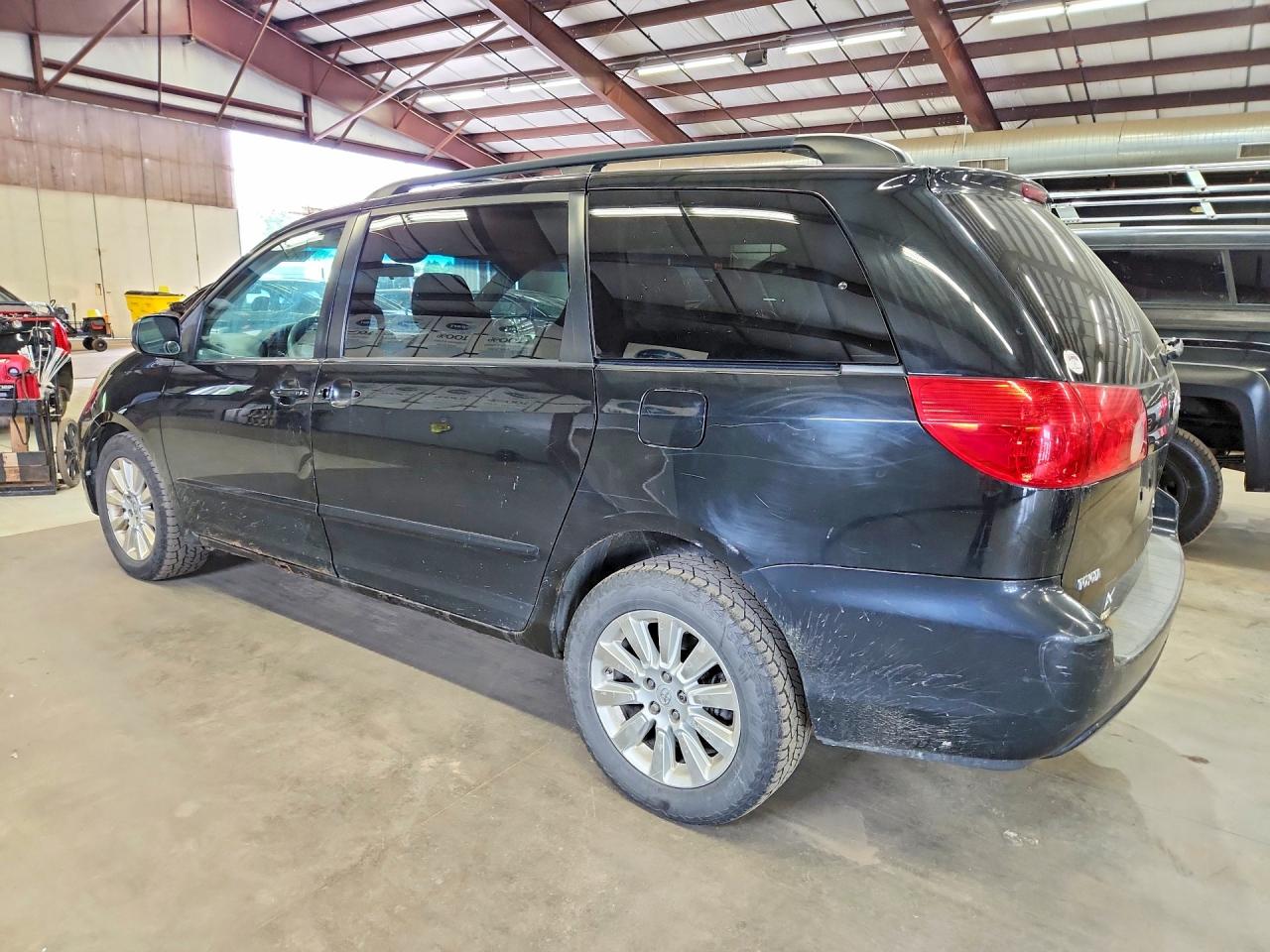 2010 Toyota Sienna Le Black vin: 5TDJK4CC0AS033834