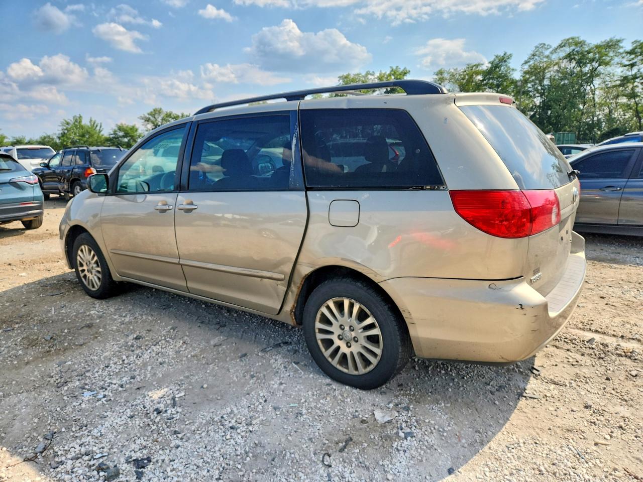 2010 Toyota Sienna Le Tan vin: 5TDJK4CC4AS033920
