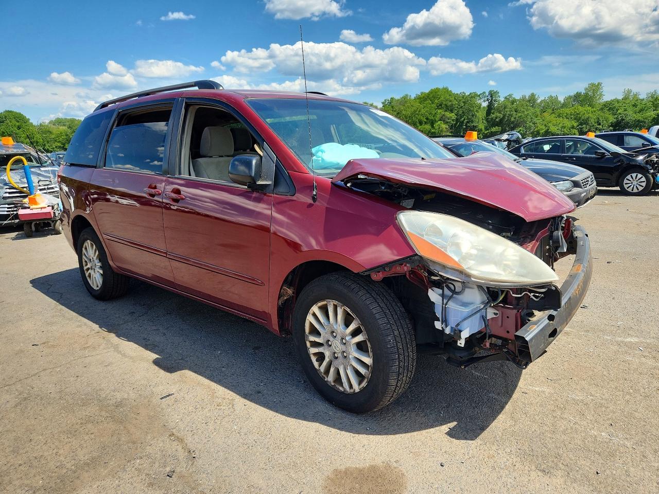 2010 Toyota Sienna Le Красный vin: 5TDJK4CC5AS029522
