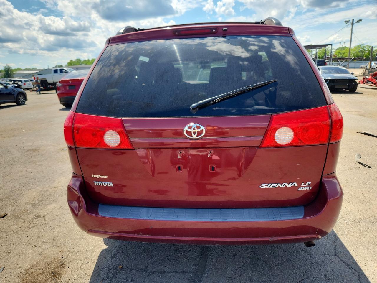 2010 Toyota Sienna Le Красный vin: 5TDJK4CC5AS029522