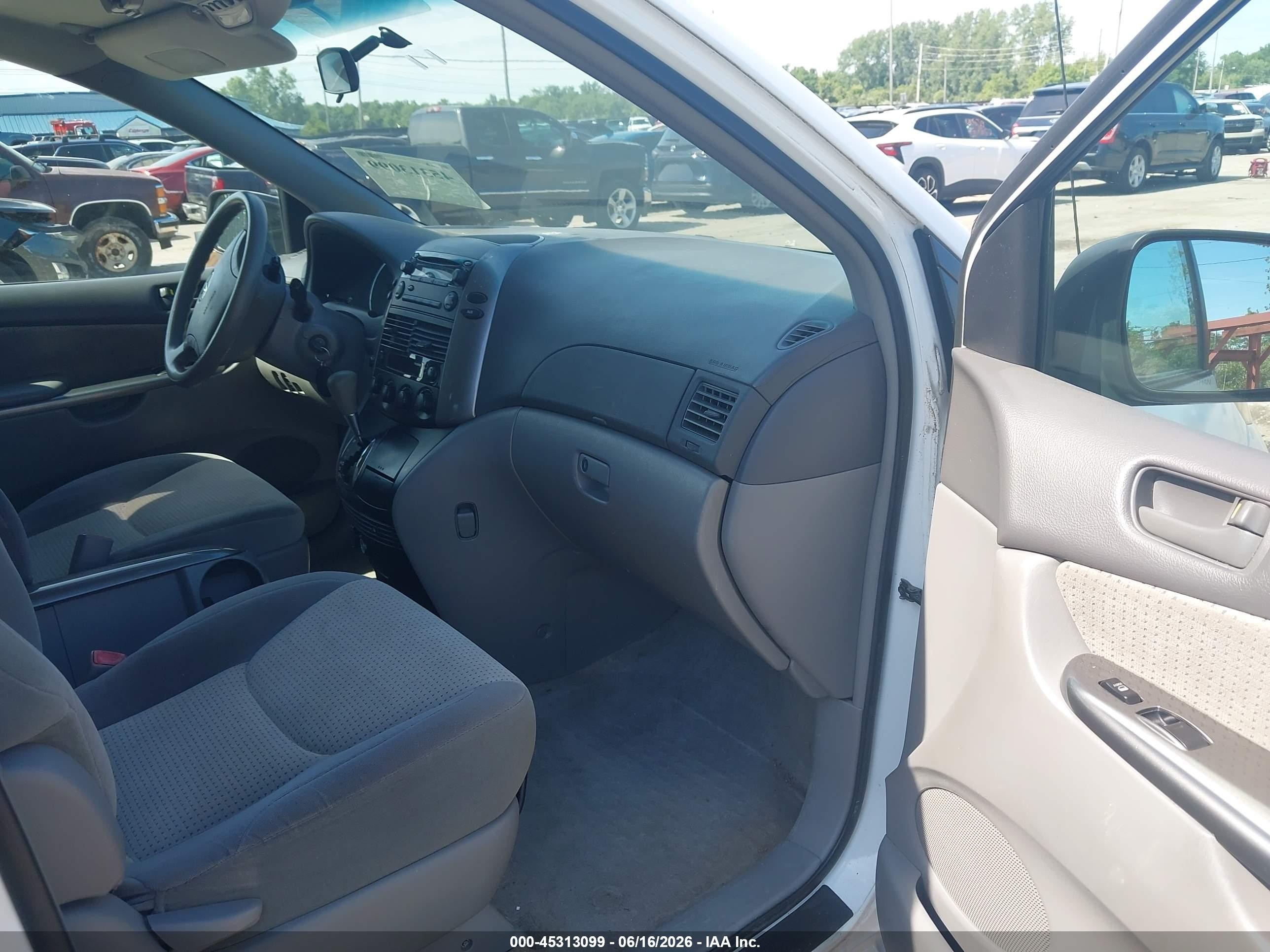 2010 Toyota Sienna Le White vin: 5TDJK4CCXAS033694