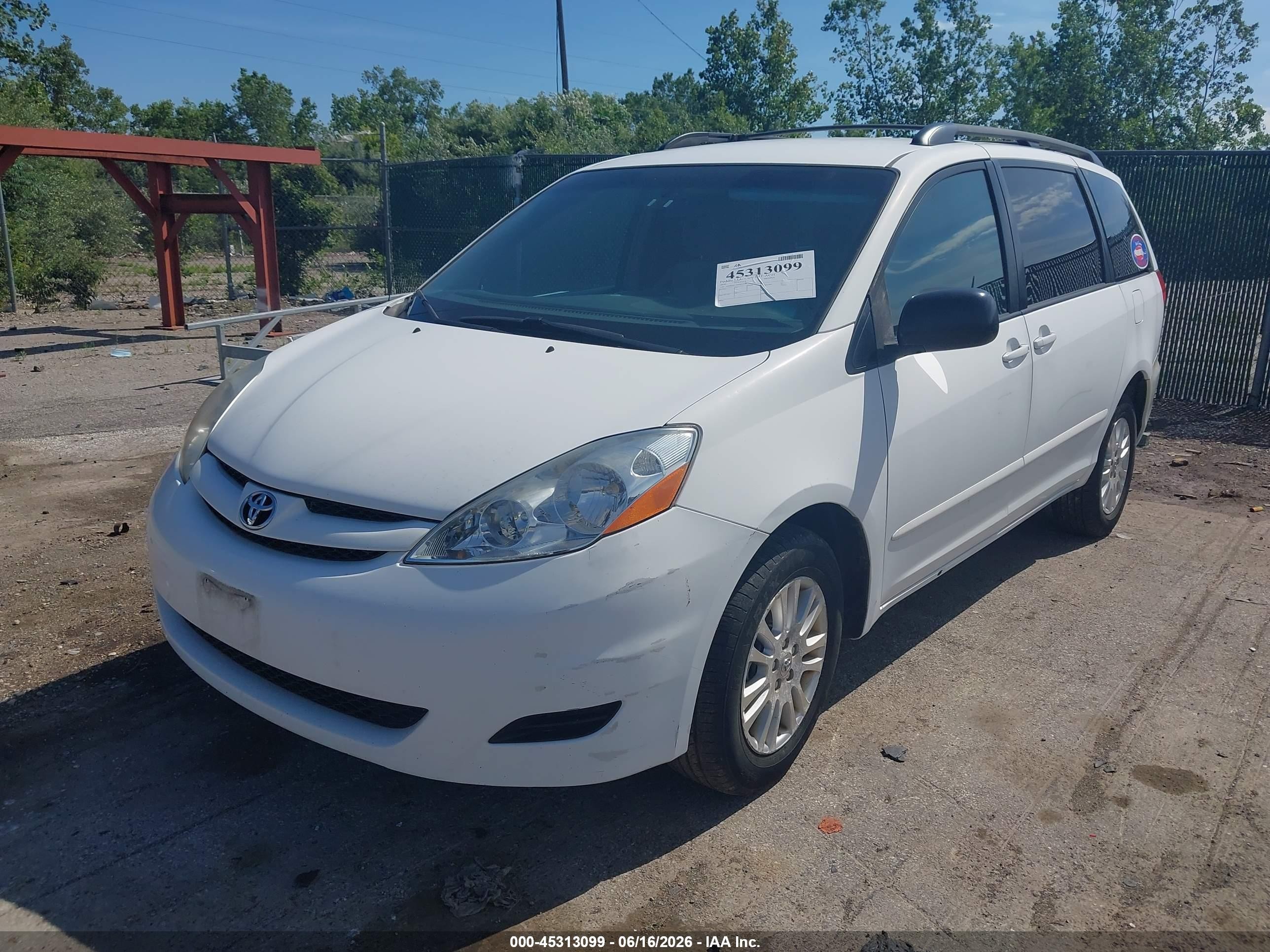 2010 Toyota Sienna Le White vin: 5TDJK4CCXAS033694