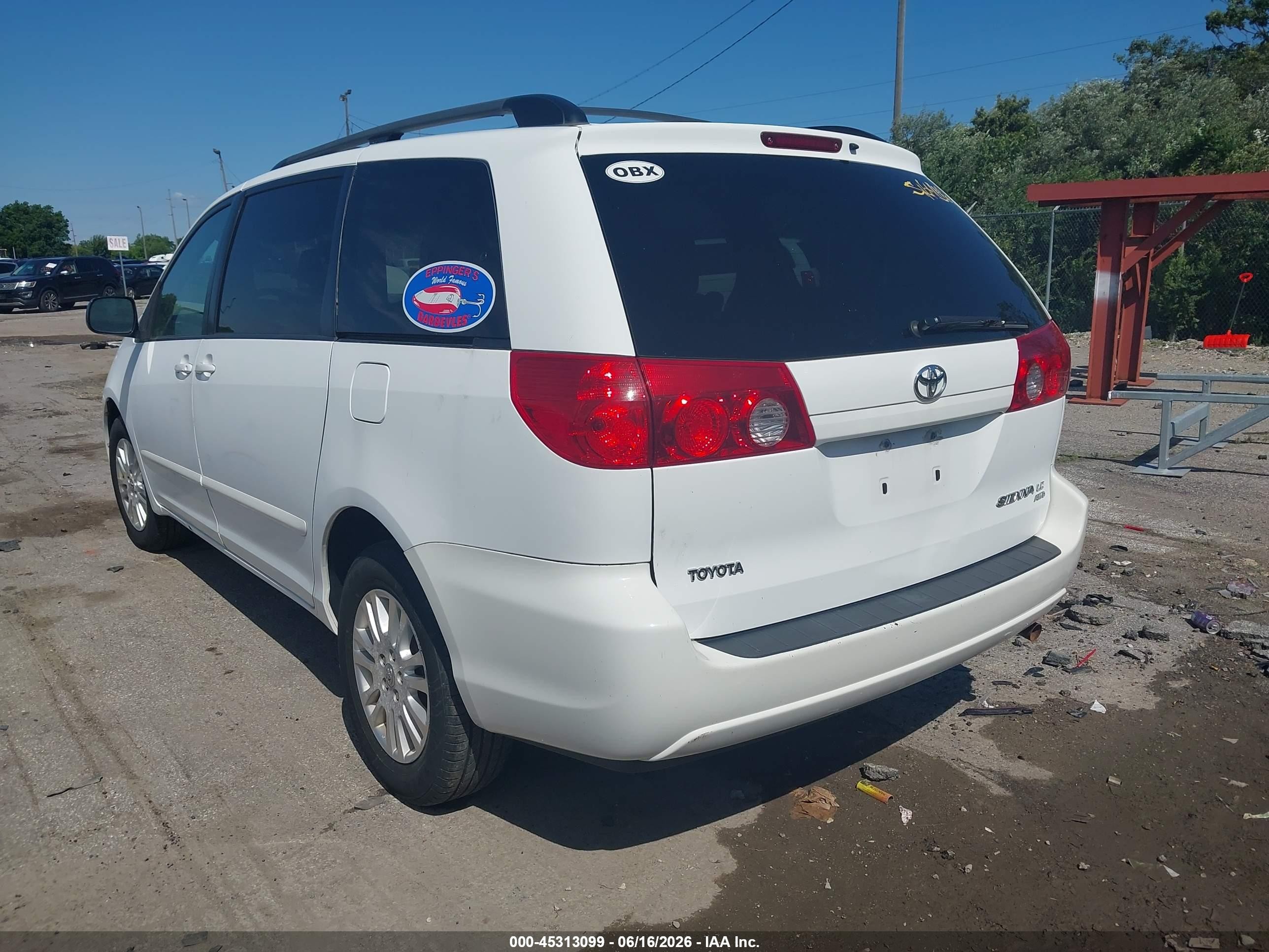 2010 Toyota Sienna Le White vin: 5TDJK4CCXAS033694