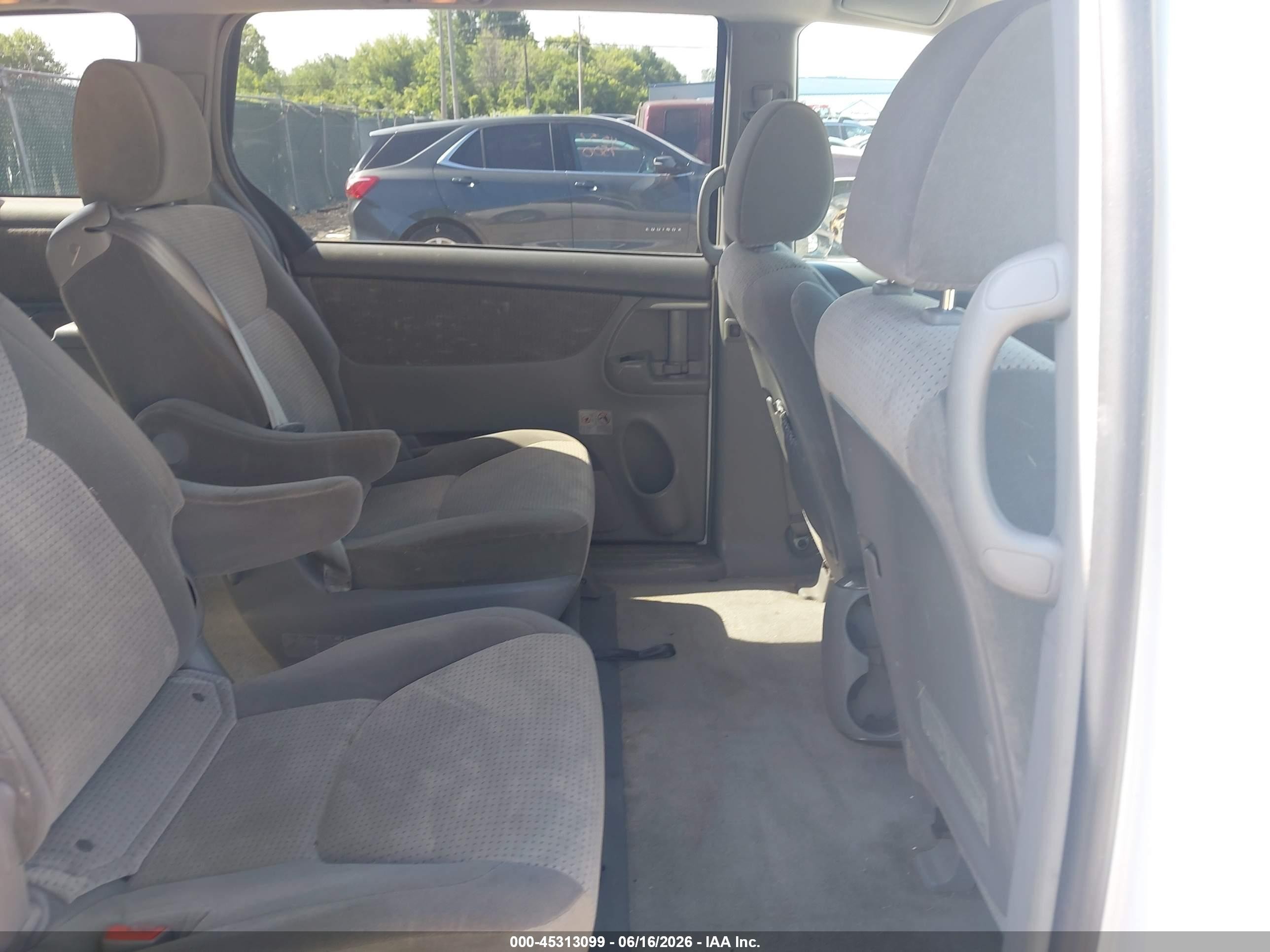 2010 Toyota Sienna Le White vin: 5TDJK4CCXAS033694