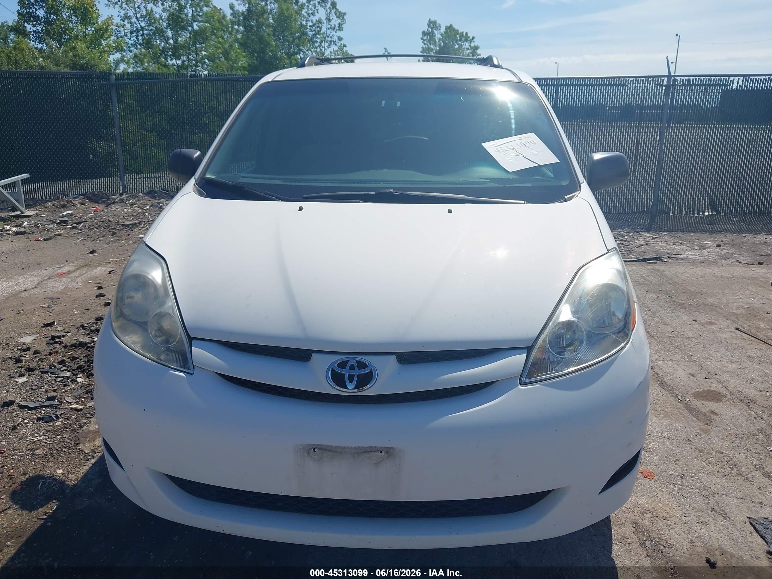 2010 Toyota Sienna Le White vin: 5TDJK4CCXAS033694