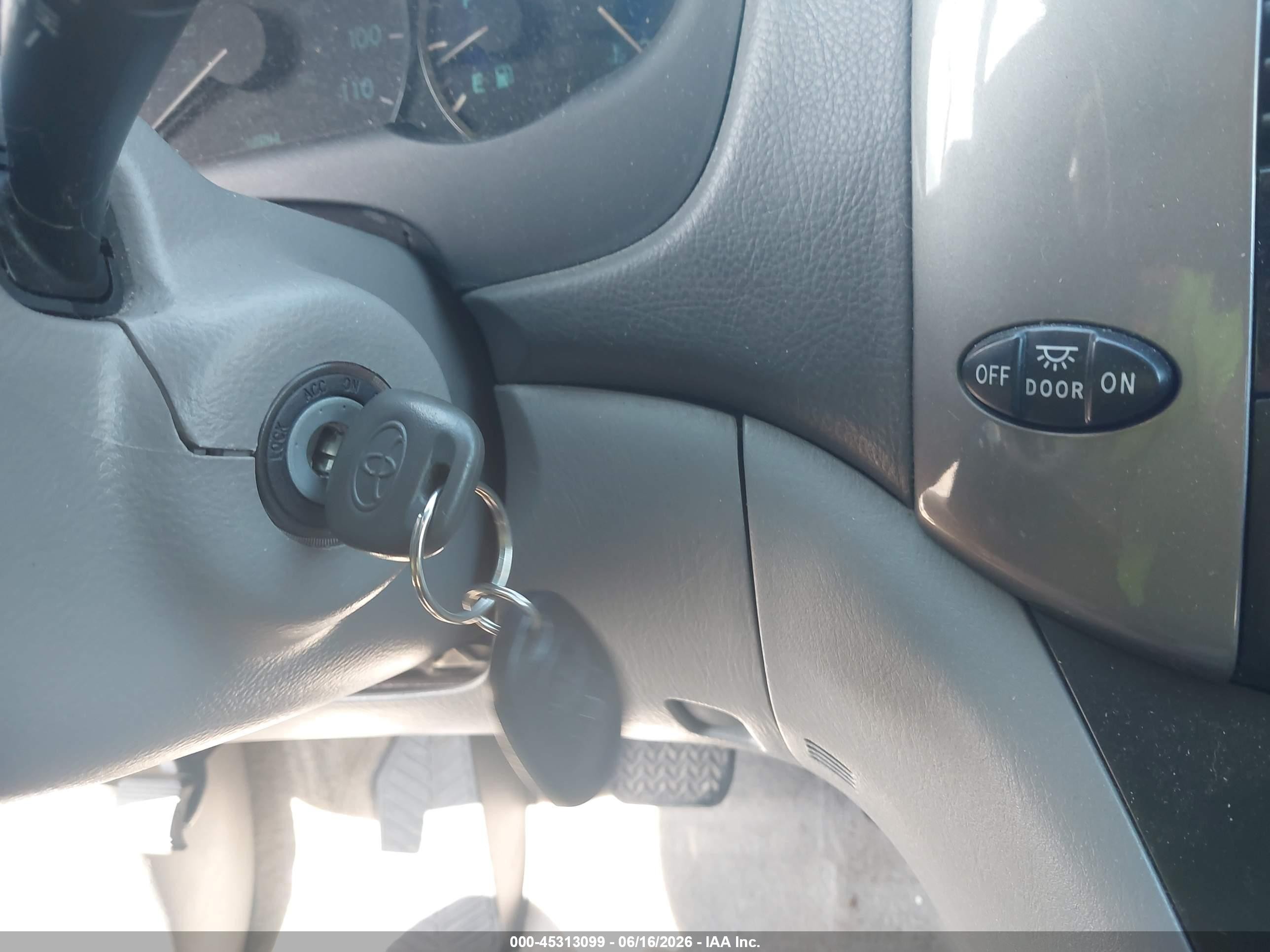 2010 Toyota Sienna Le White vin: 5TDJK4CCXAS033694