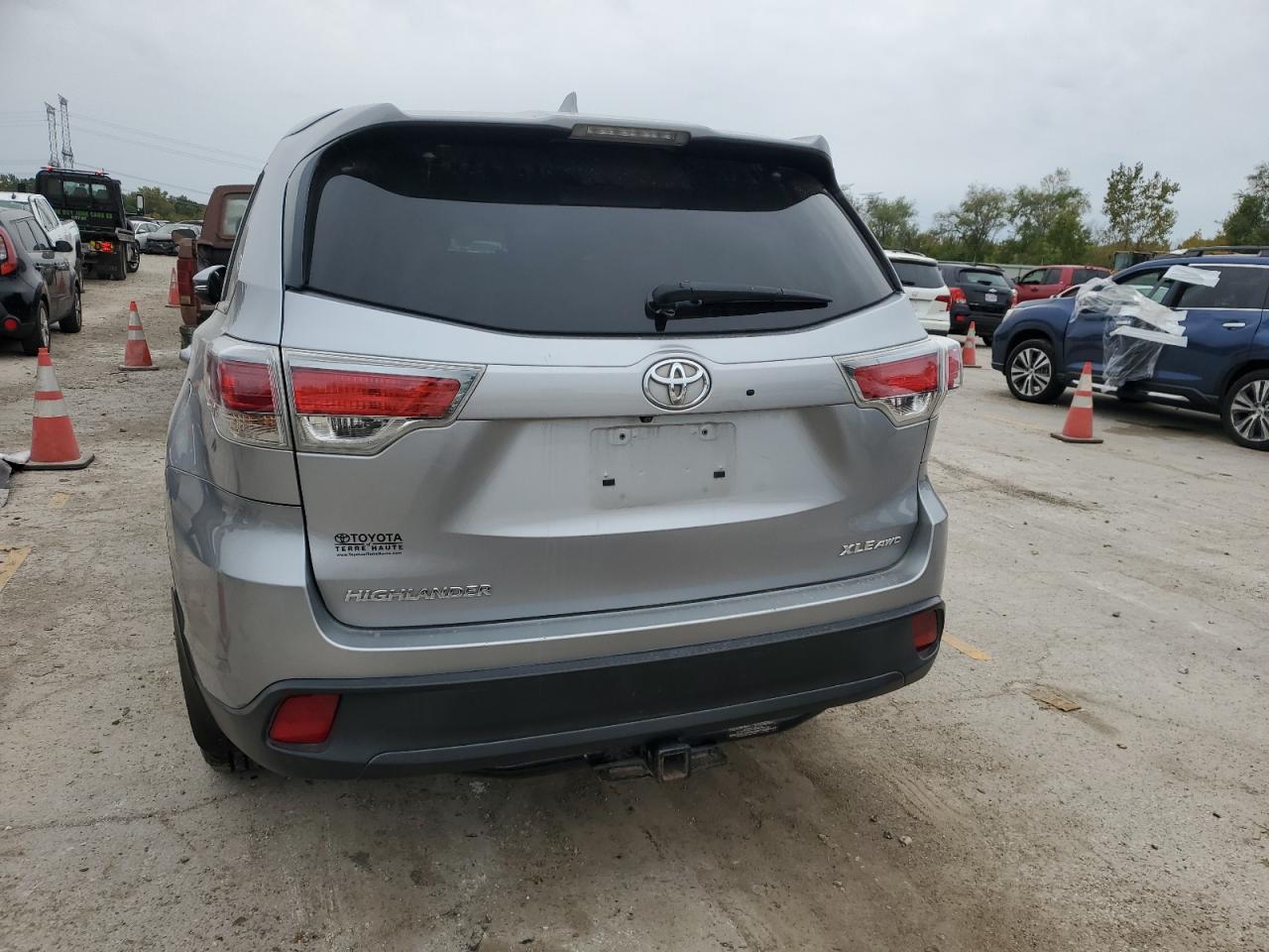 2015 Toyota Highlander Xle Silver vin: 5TDJKRFH0FS112982