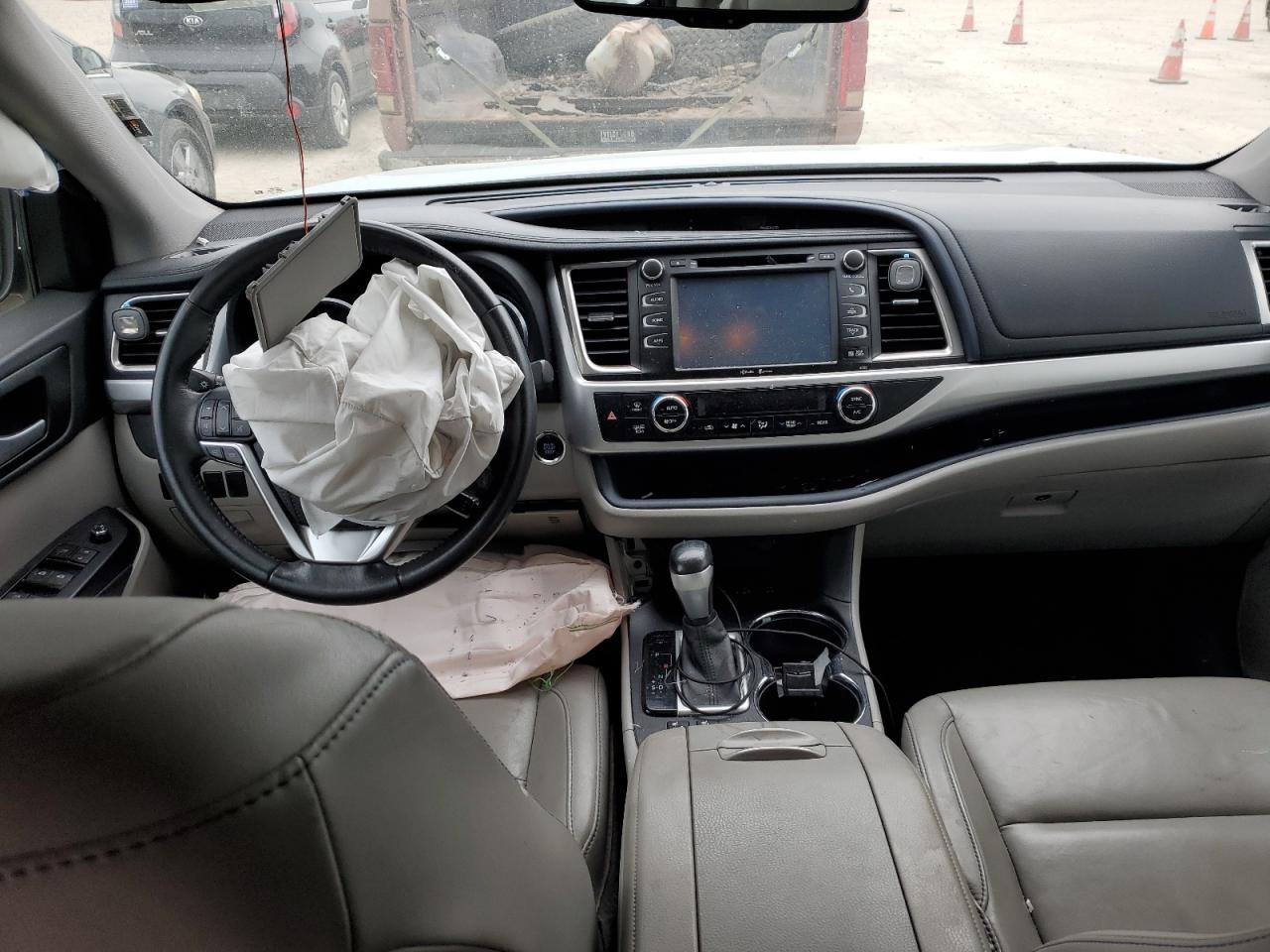 2015 Toyota Highlander Xle Silver vin: 5TDJKRFH0FS112982