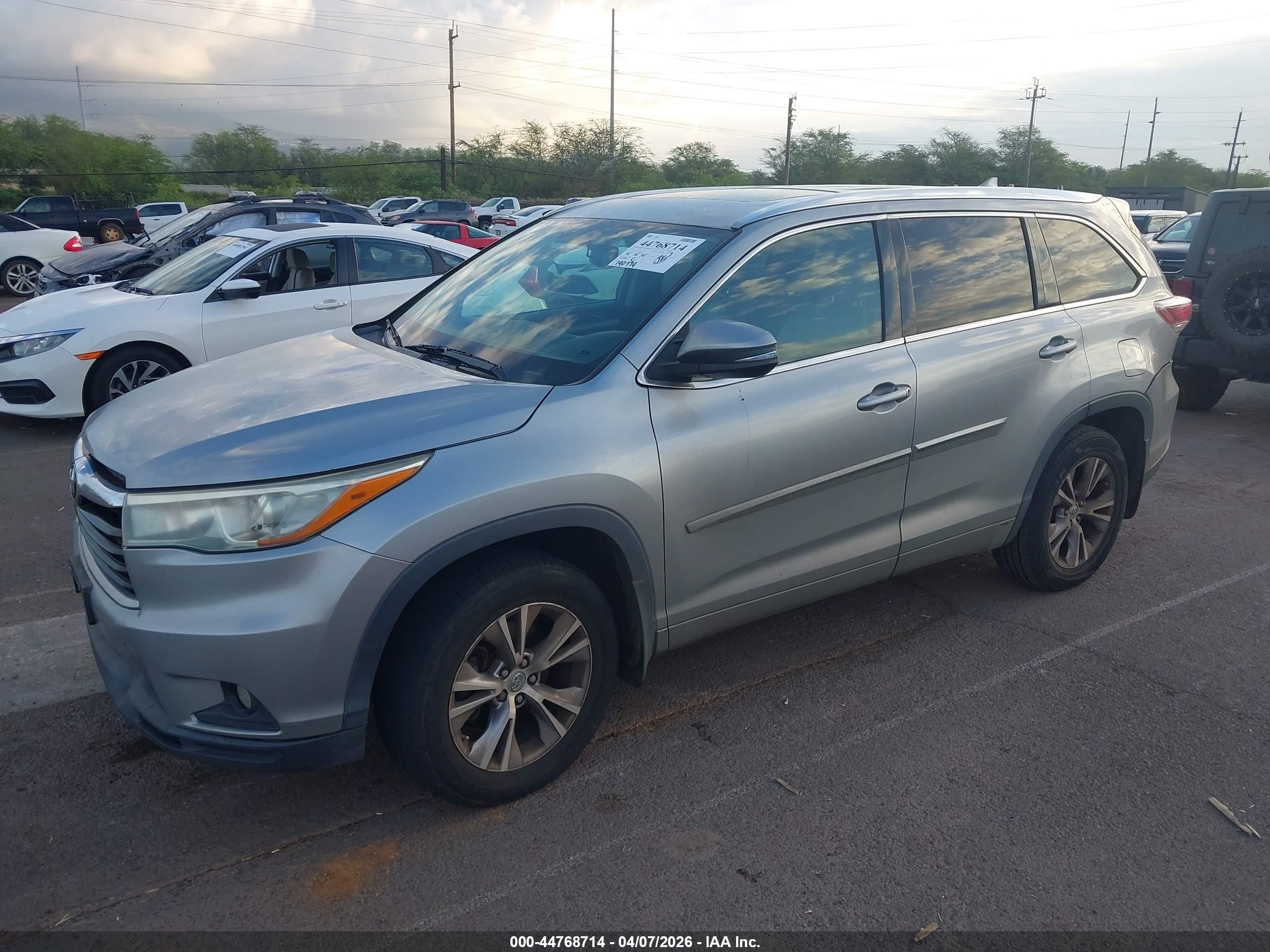 2015 Toyota Highlander Xle V6 Silver vin: 5TDJKRFH0FS186919