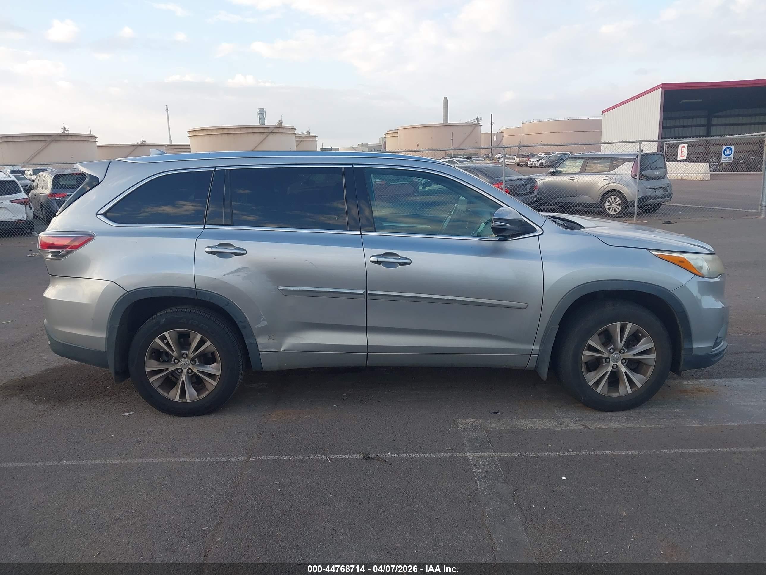2015 Toyota Highlander Xle V6 Silver vin: 5TDJKRFH0FS186919