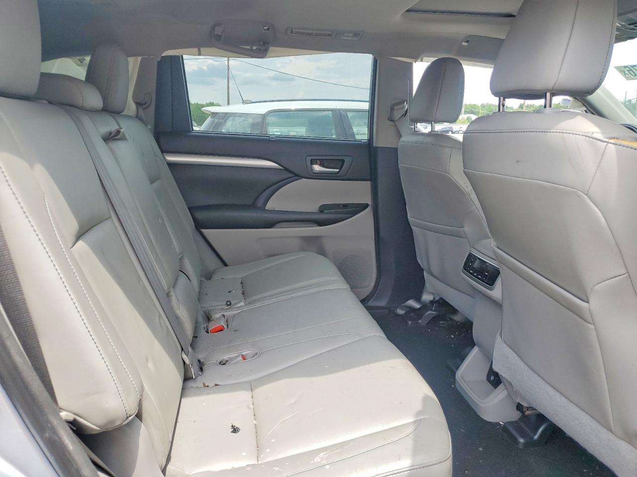 2015 Toyota Highlander Xle Серебряный vin: 5TDJKRFH1FS077756