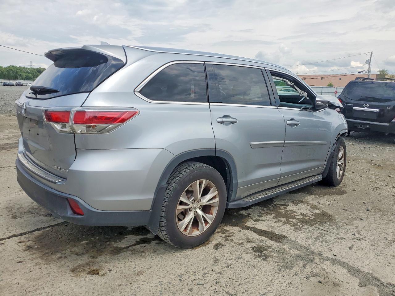 2015 Toyota Highlander Xle Серебряный vin: 5TDJKRFH1FS077756