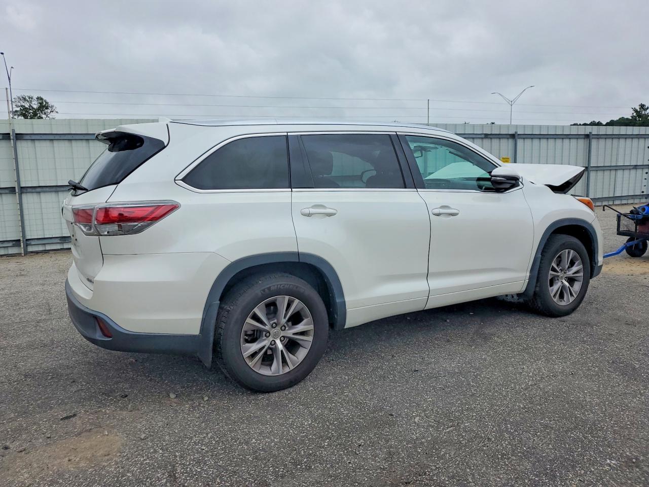 2015 Toyota Highlander Xle White vin: 5TDJKRFH1FS096940