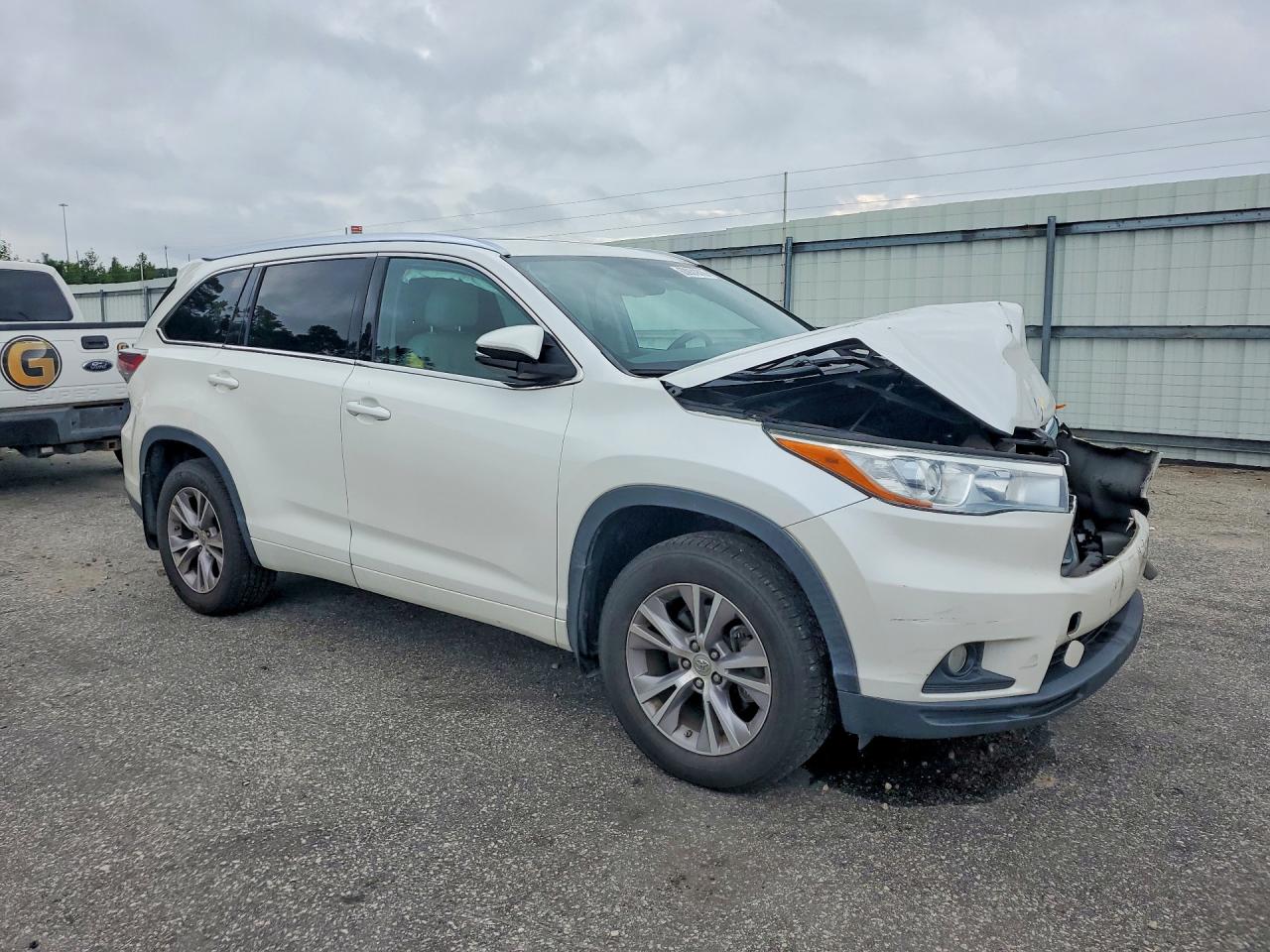 2015 Toyota Highlander Xle White vin: 5TDJKRFH1FS096940