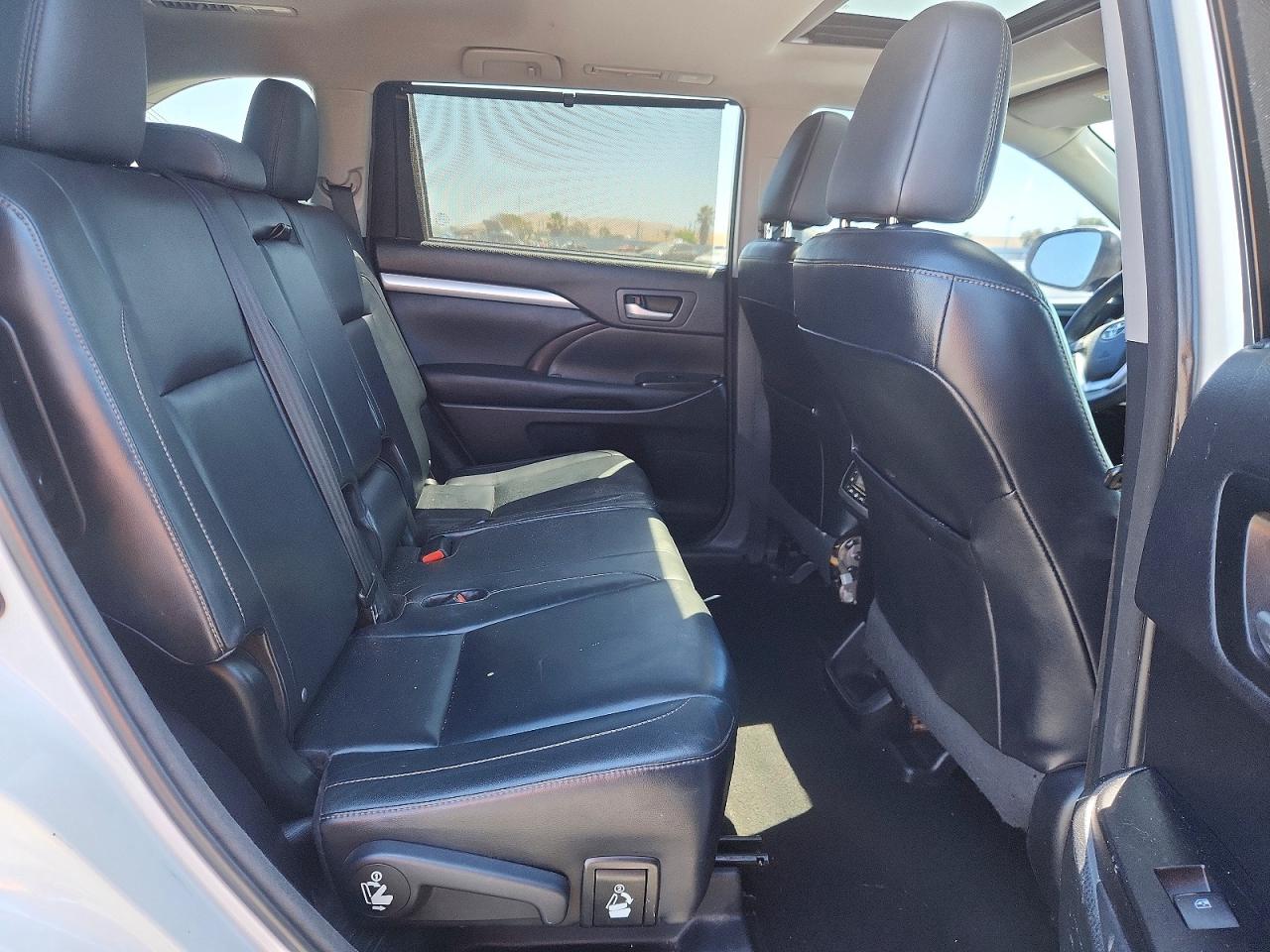 2015 Toyota Highlander Xle White vin: 5TDJKRFH1FS172141
