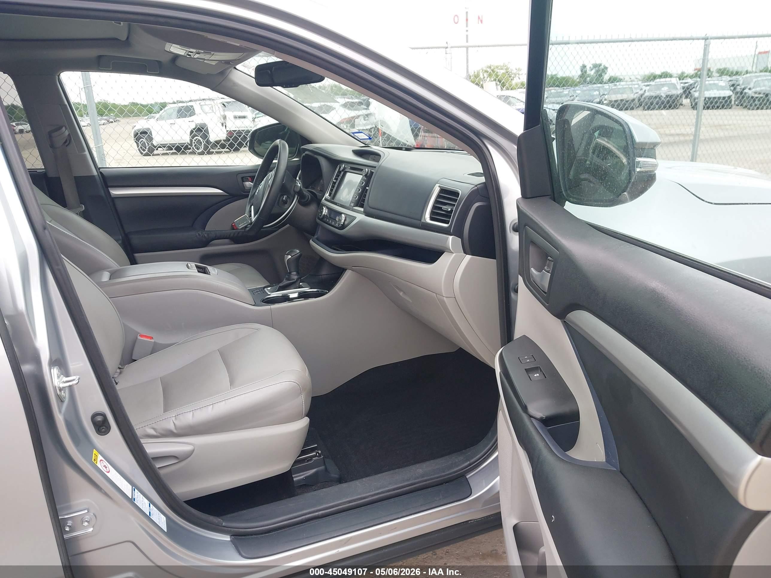 2015 Toyota Highlander Xle V6 Серебряный vin: 5TDJKRFH1FS174858