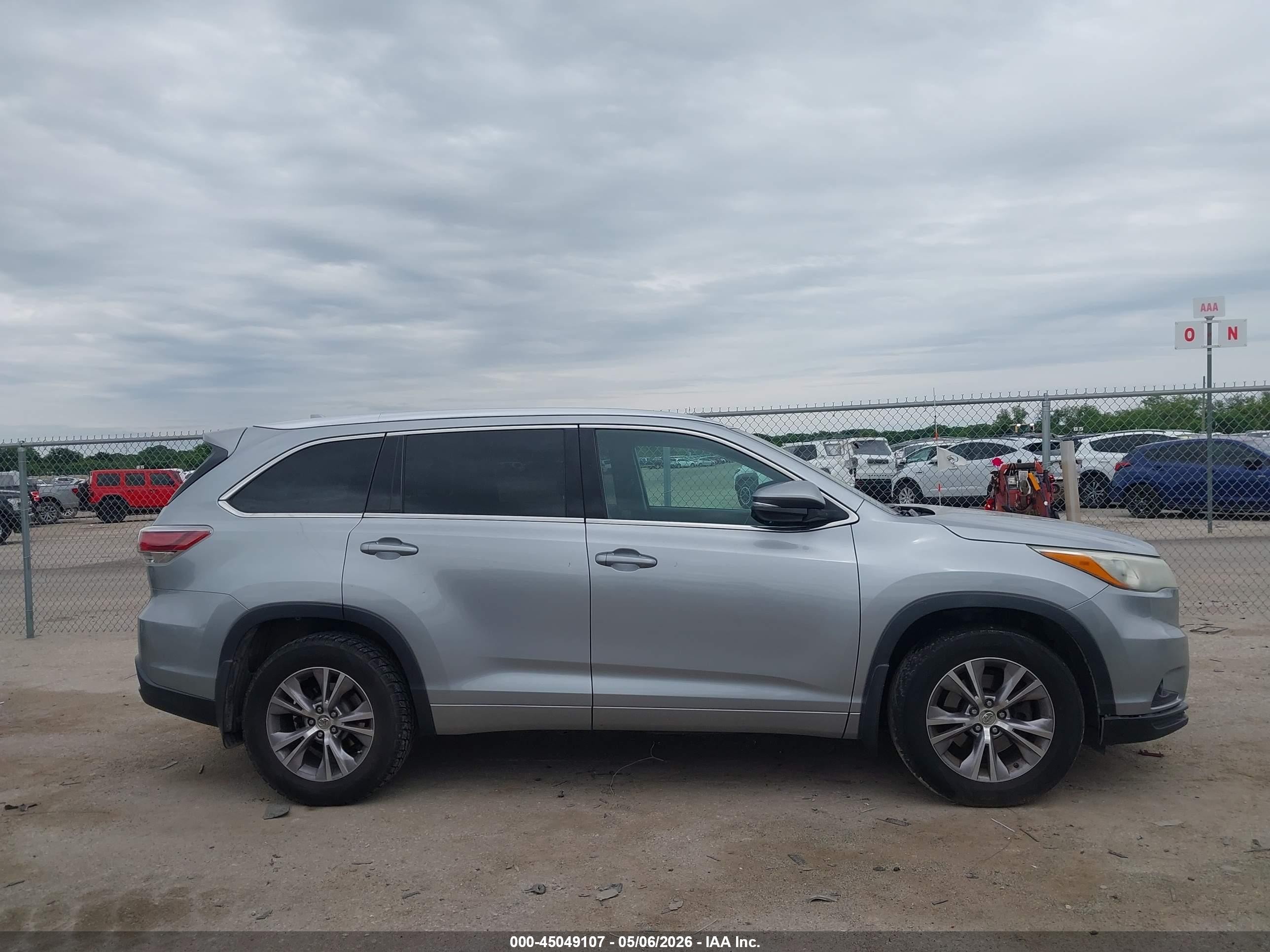 2015 Toyota Highlander Xle V6 Серебряный vin: 5TDJKRFH1FS174858