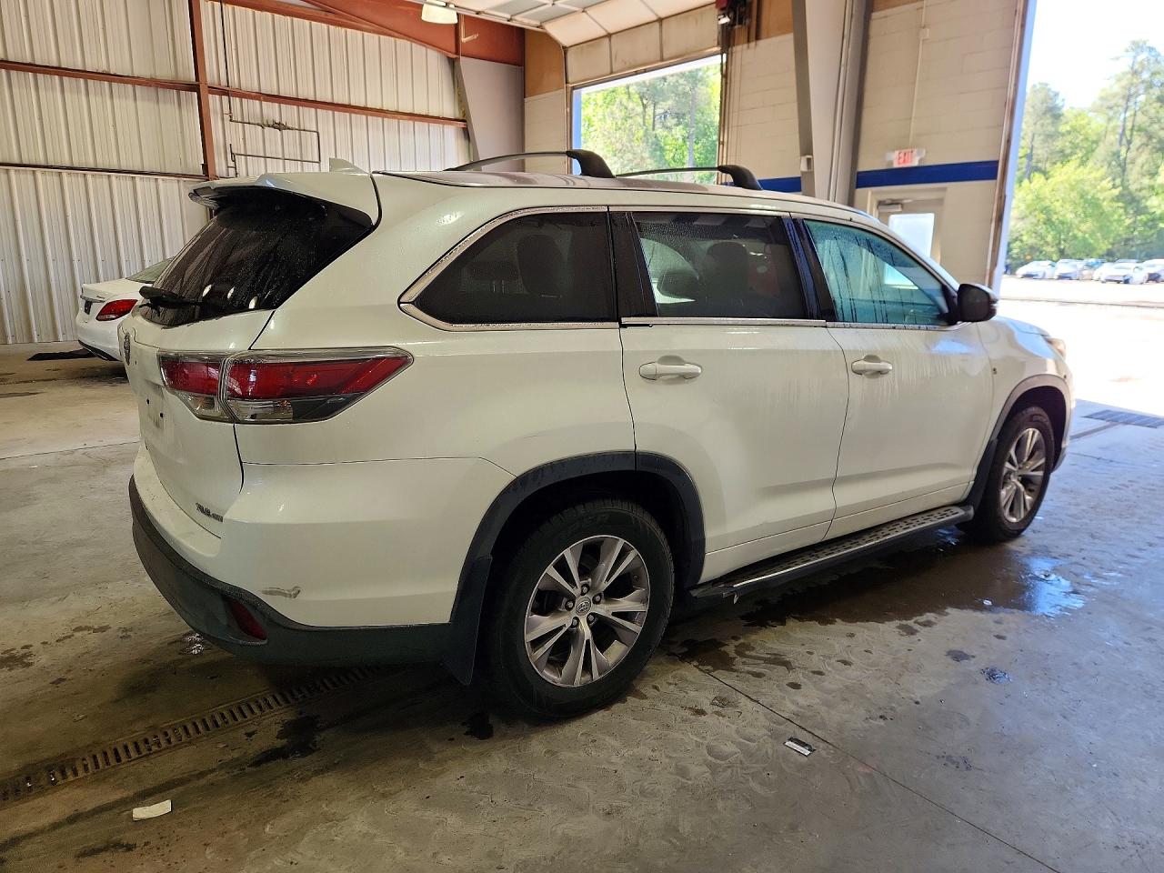 2015 Toyota Highlander Xle Белый vin: 5TDJKRFH1FS183611