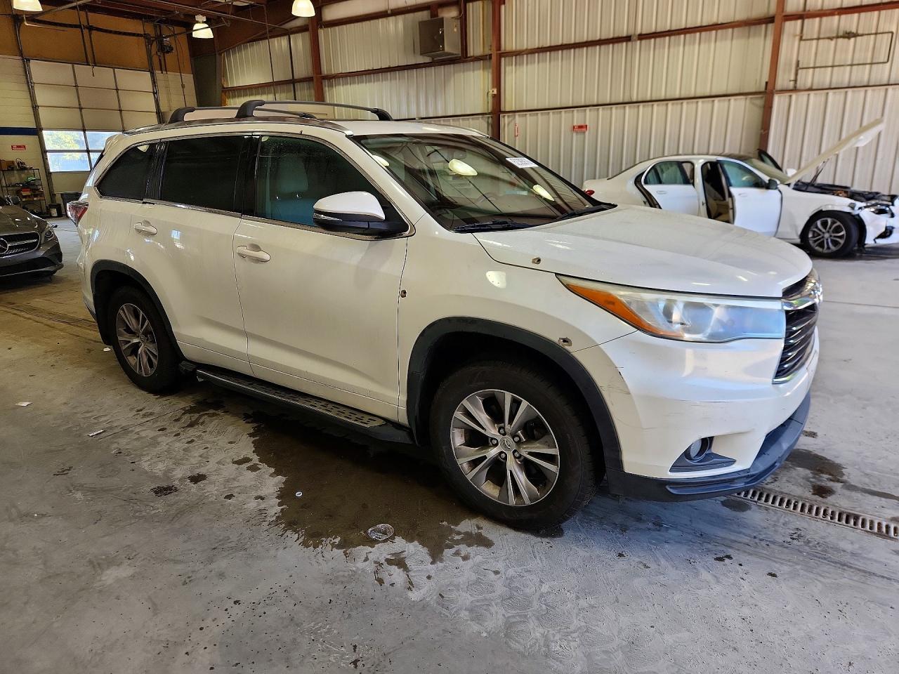 2015 Toyota Highlander Xle Белый vin: 5TDJKRFH1FS183611